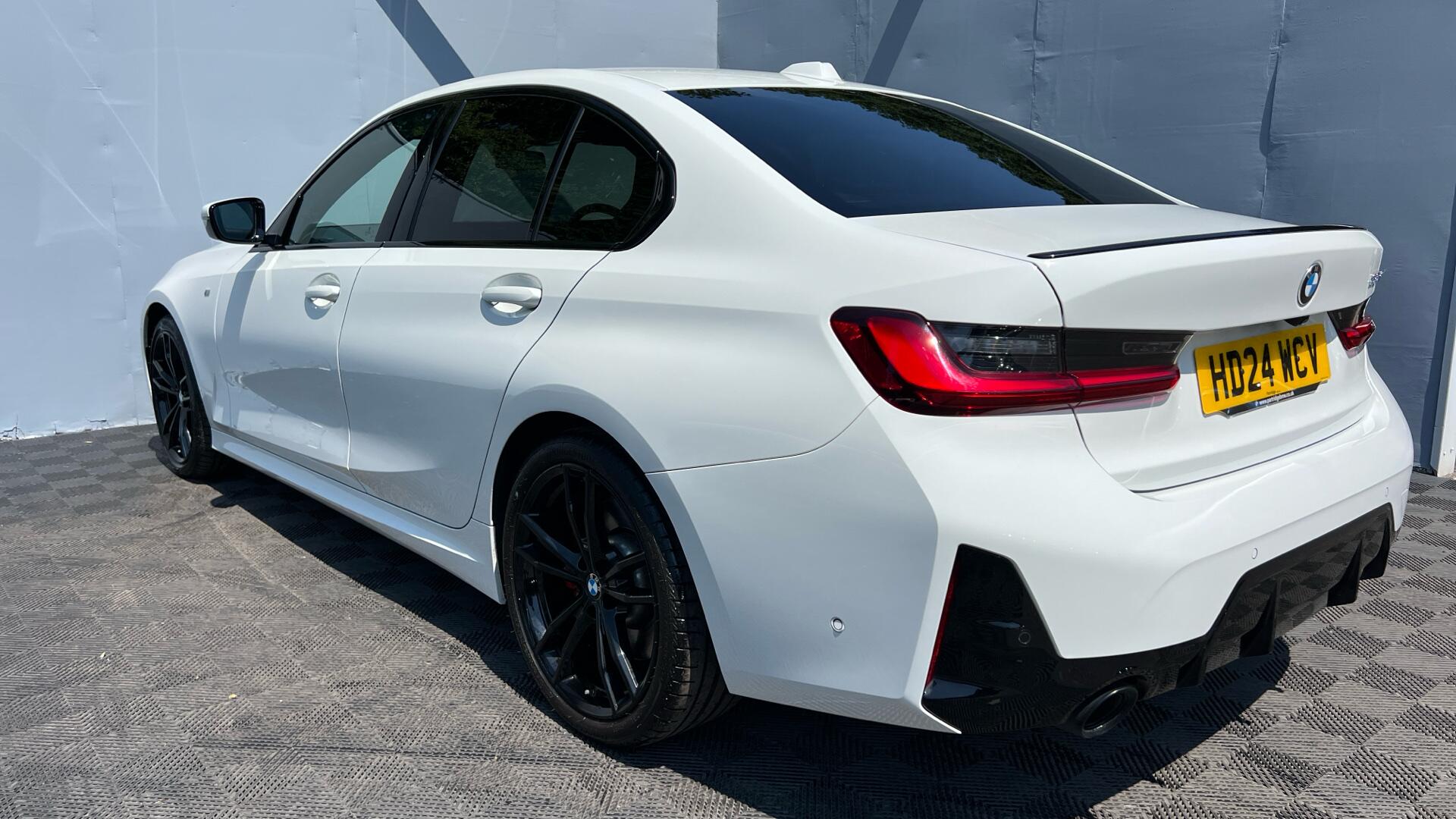 BMW 3 Series view 28