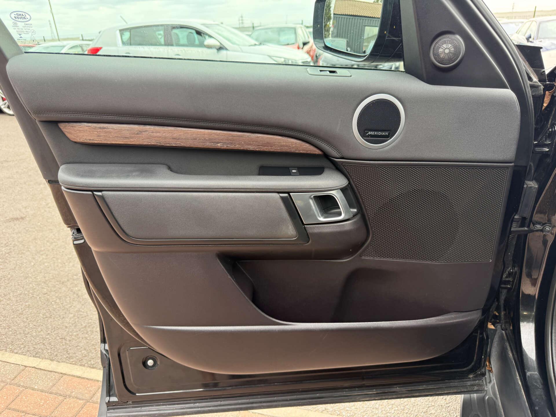 Land Rover Discovery view 90