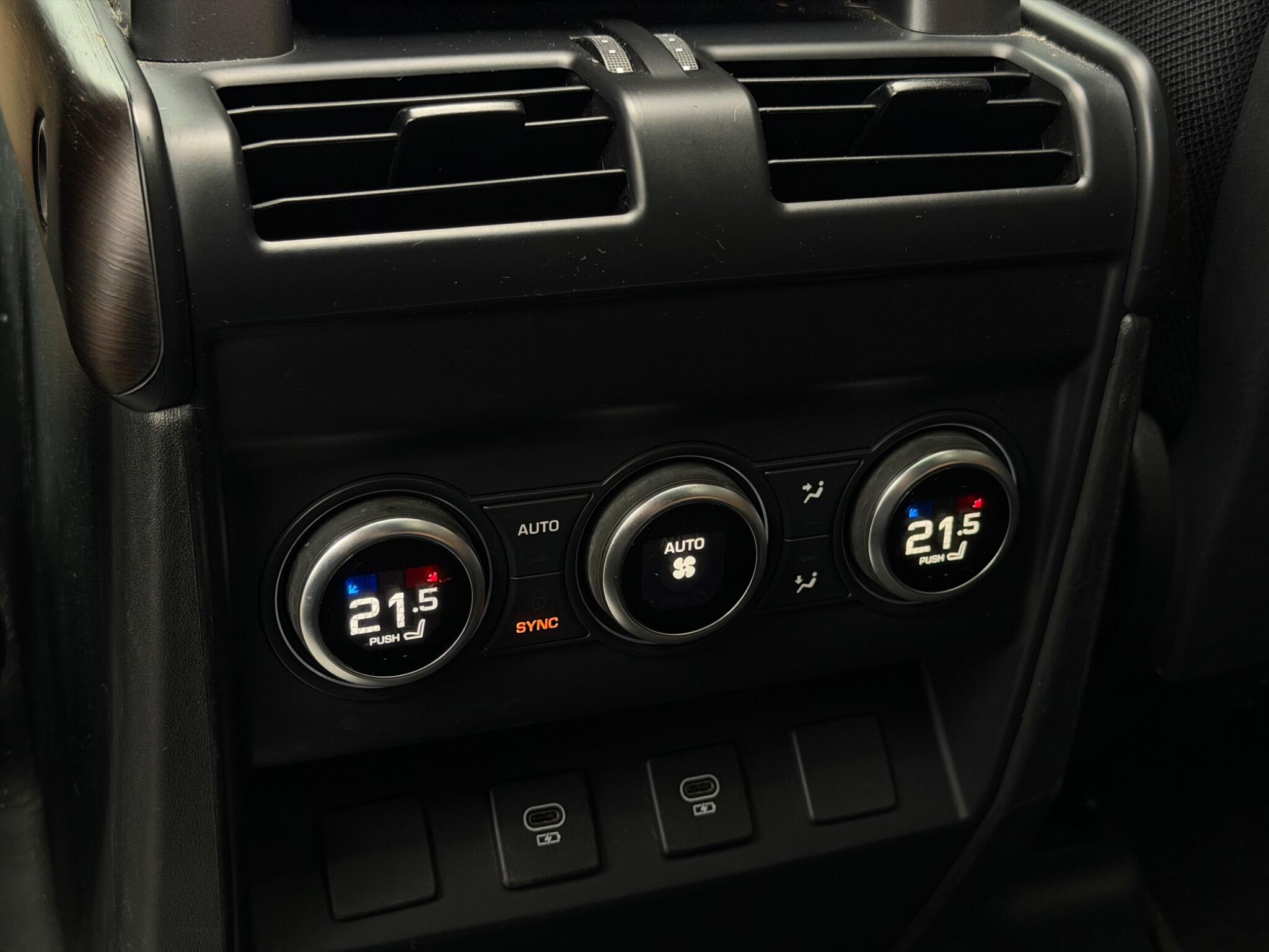 Land Rover Defender view 33