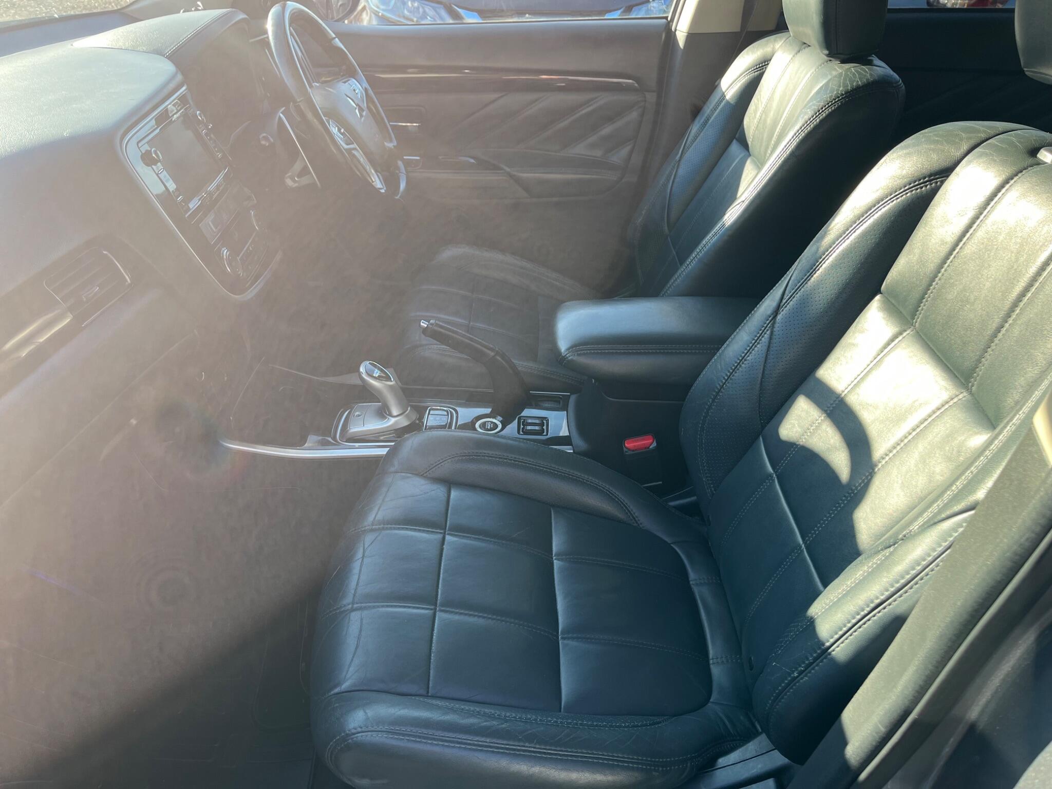 Mitsubishi Outlander view 12