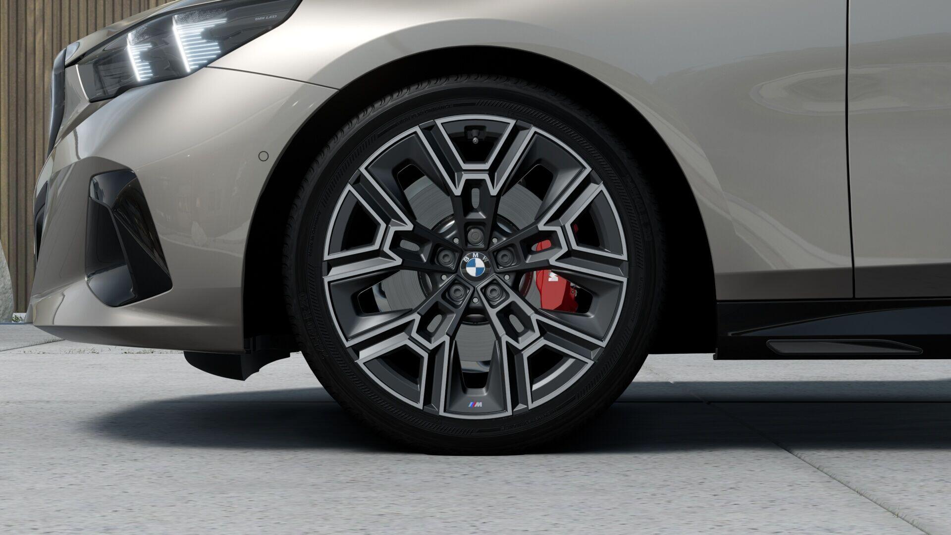 BMW 5 Series view 9