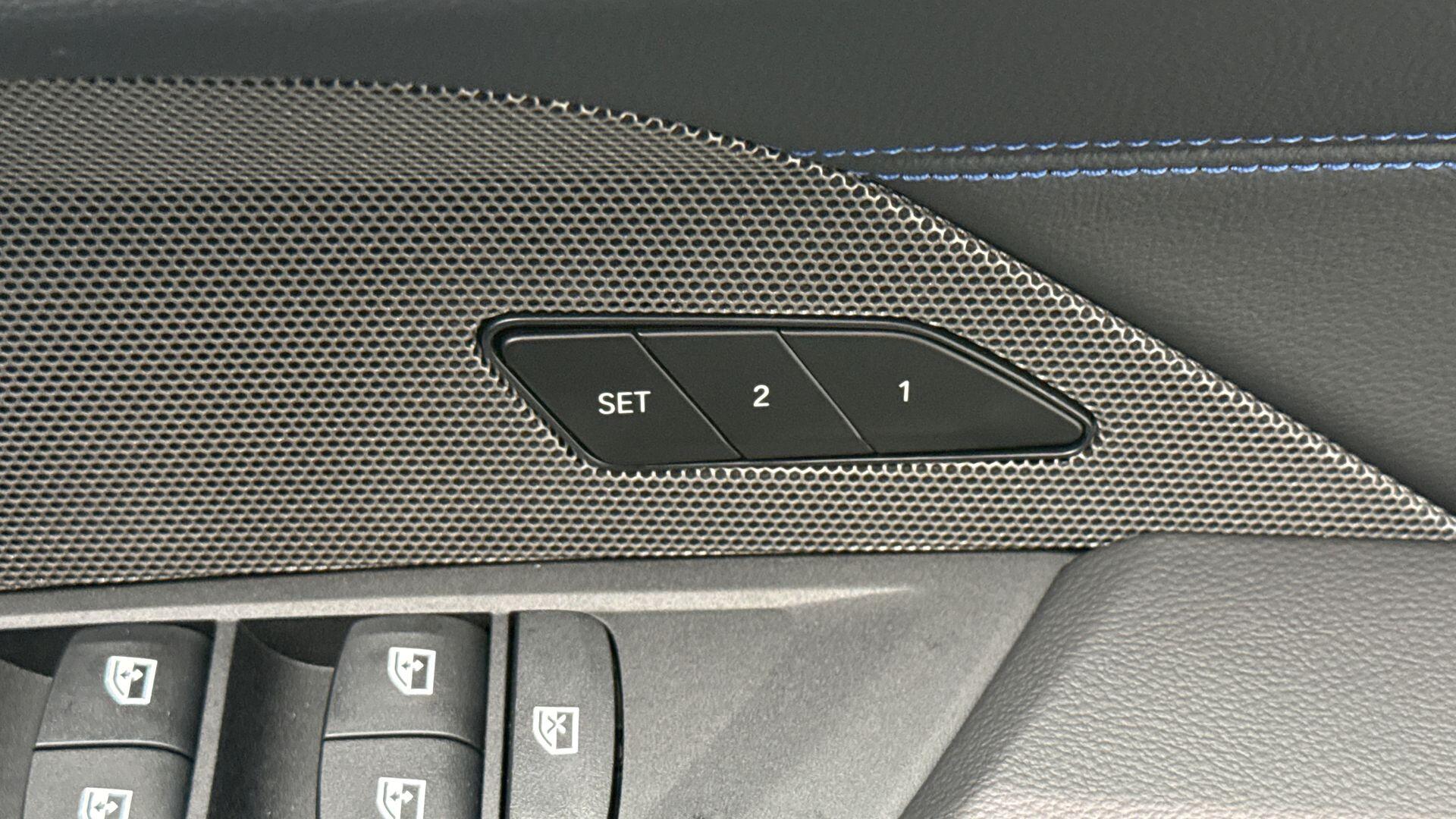 BMW i4 view 25