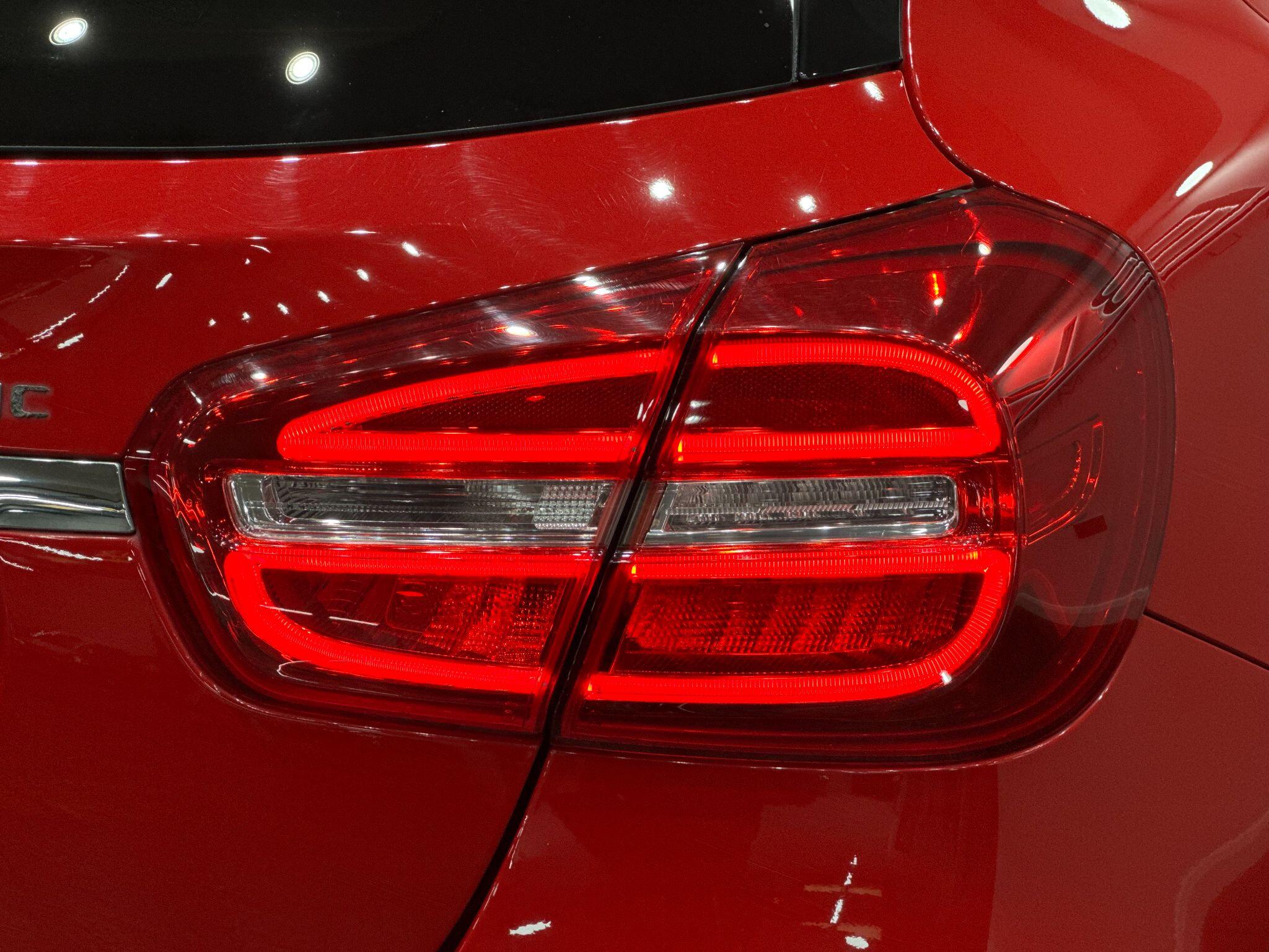 Mercedes-Benz GLA view 22