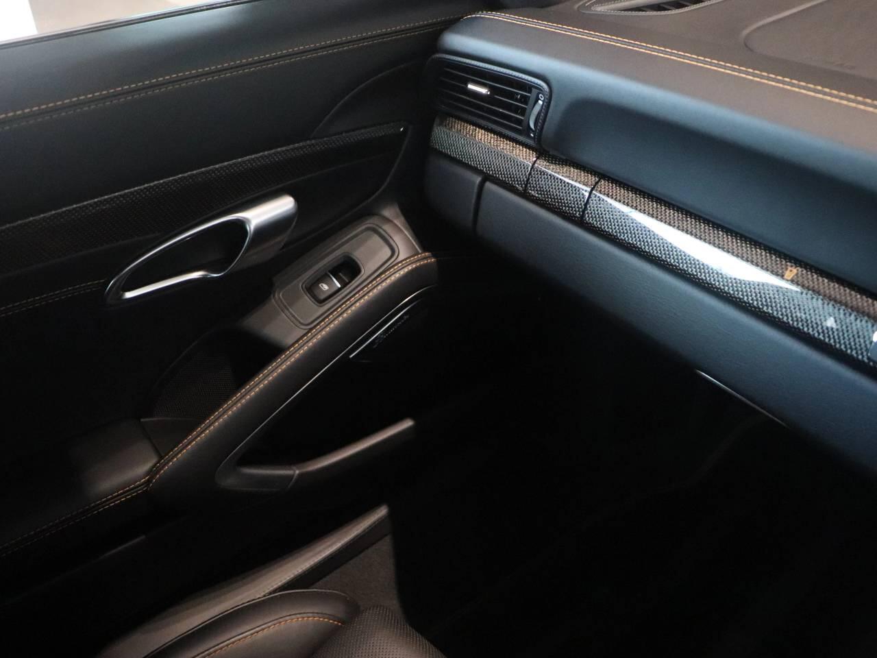 Porsche 911 view 35