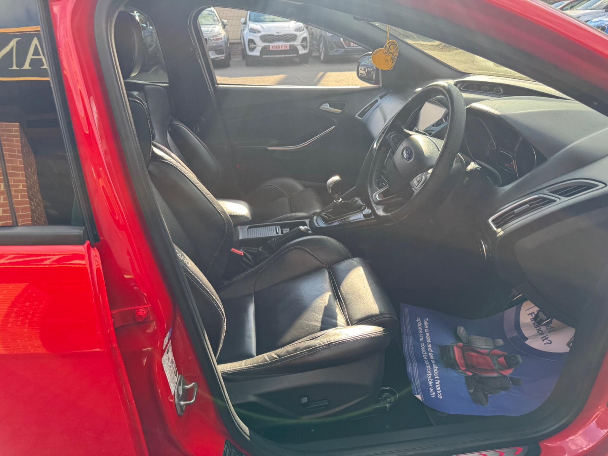 Ford Focus view 12