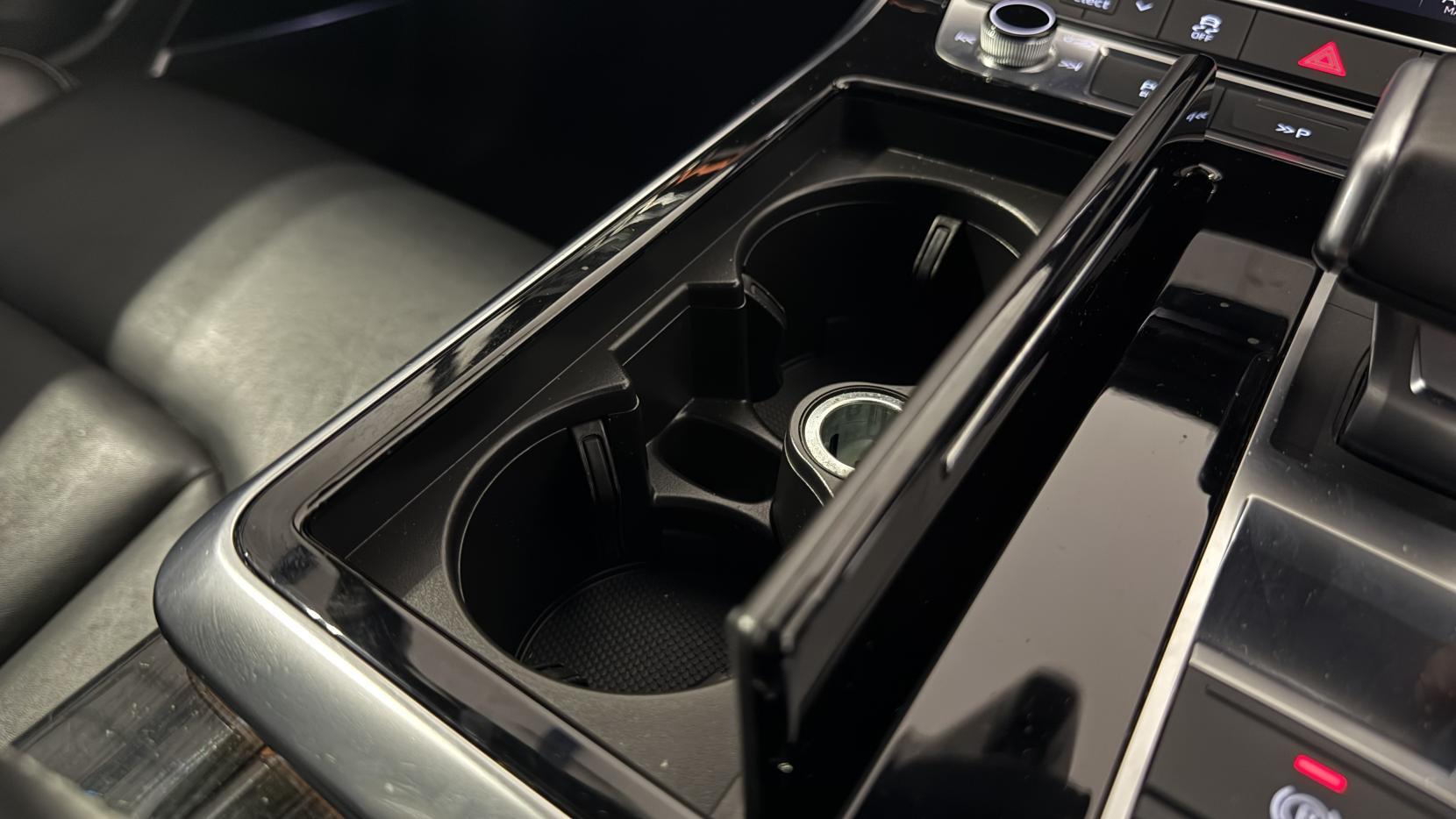 Audi Q7 view 25