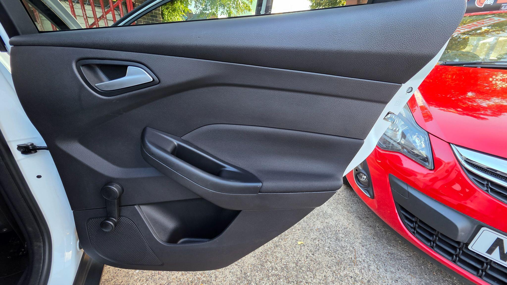 Ford Focus view 32
