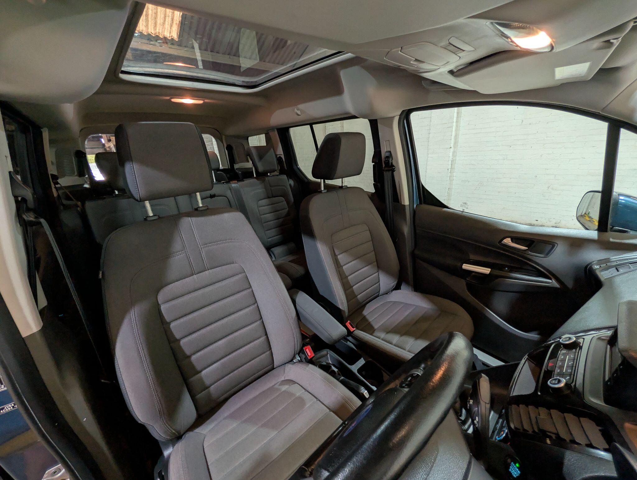 Ford Grand Tourneo Connect view 25