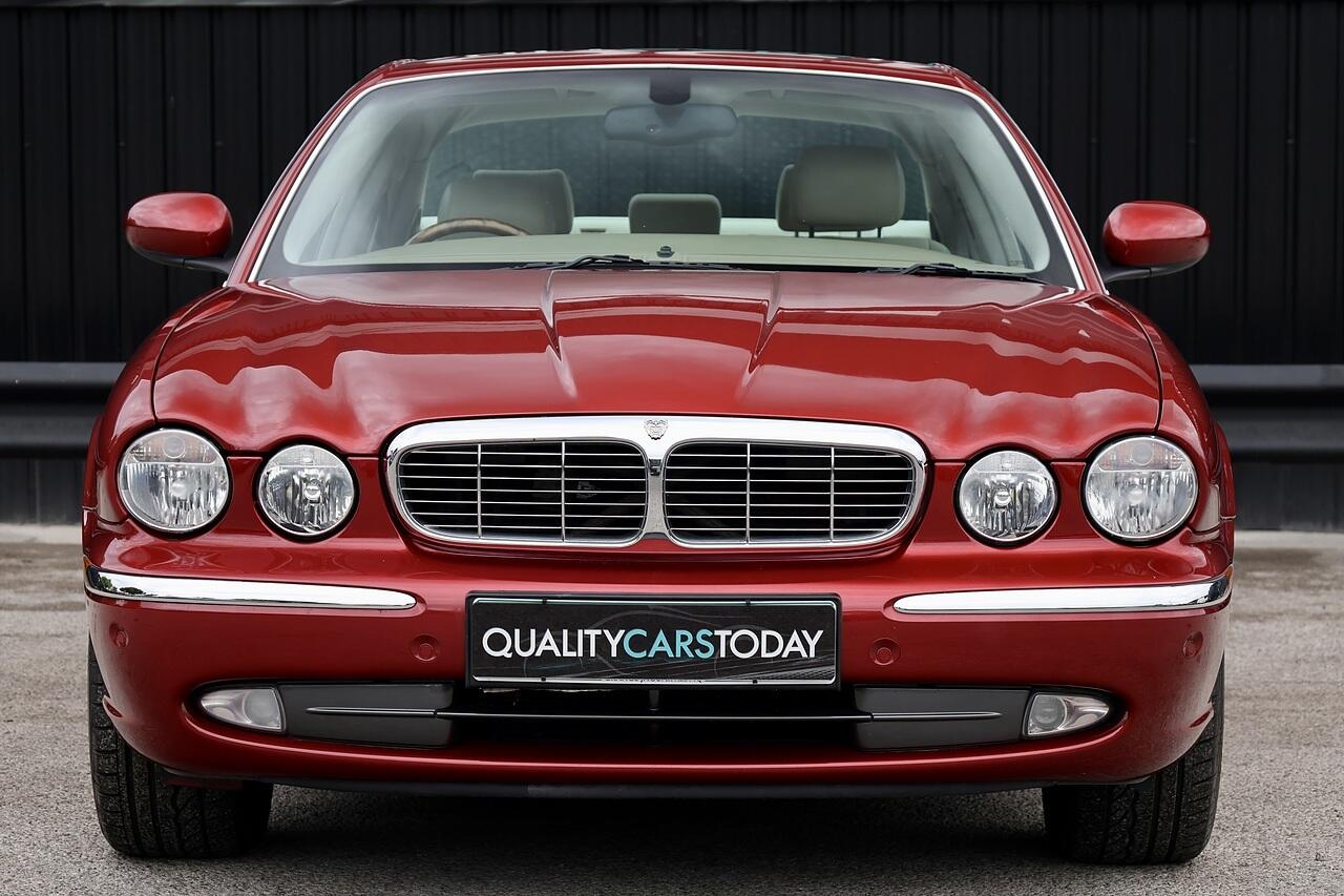 Jaguar XJ8 view 4