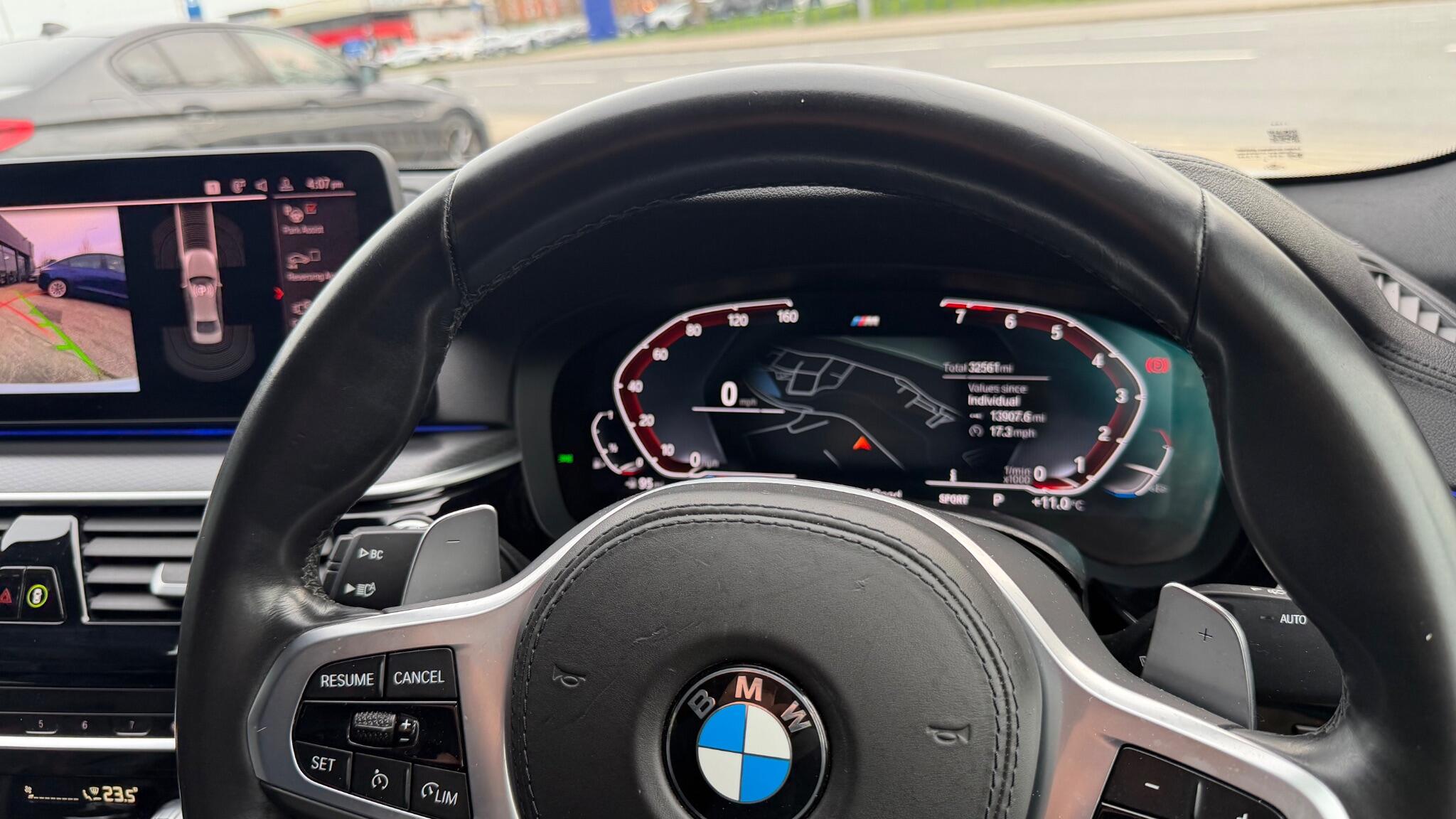 BMW 5 Series view 24