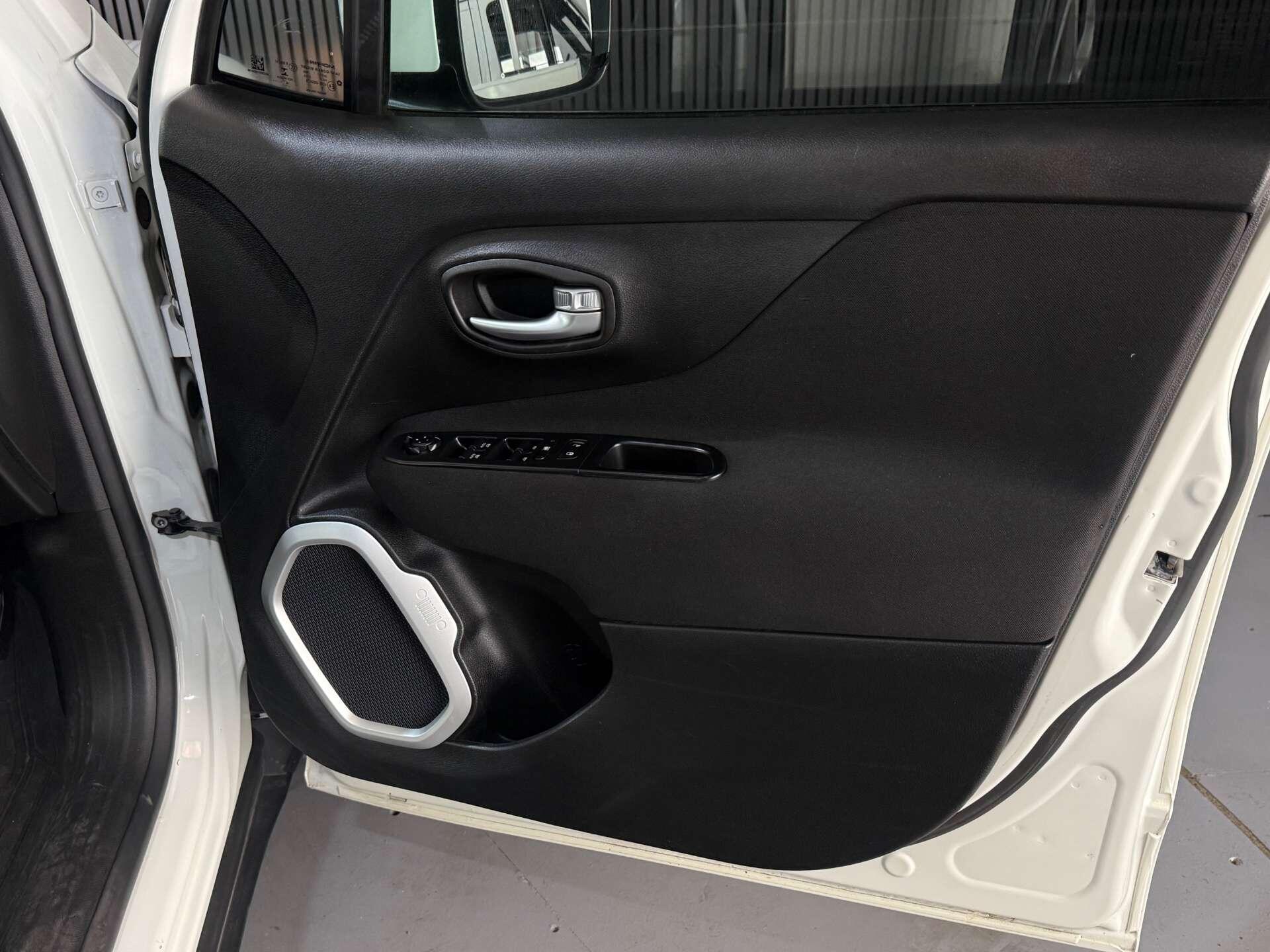 Jeep Renegade view 25