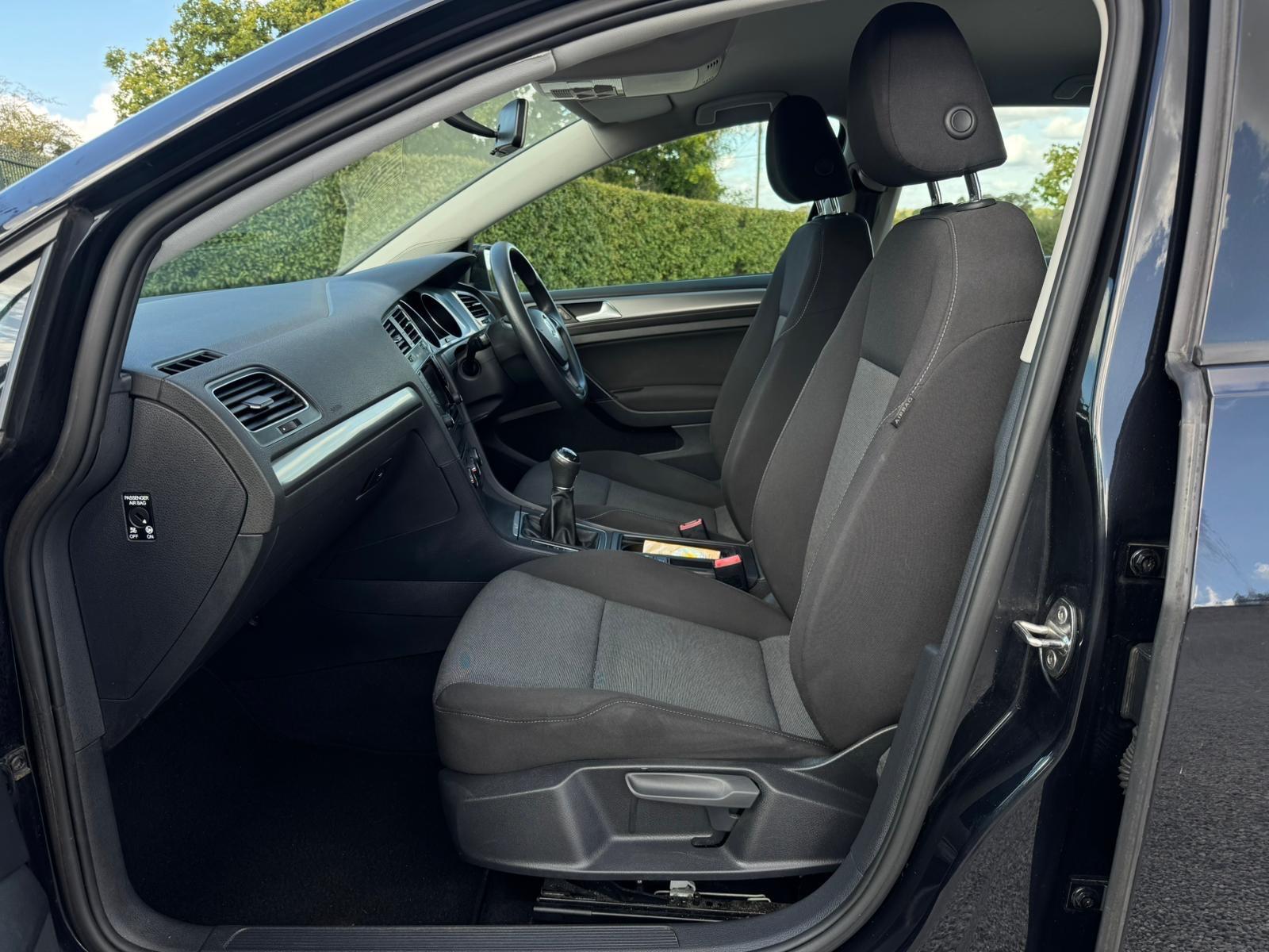 2014 Volkswagen Golf image 22