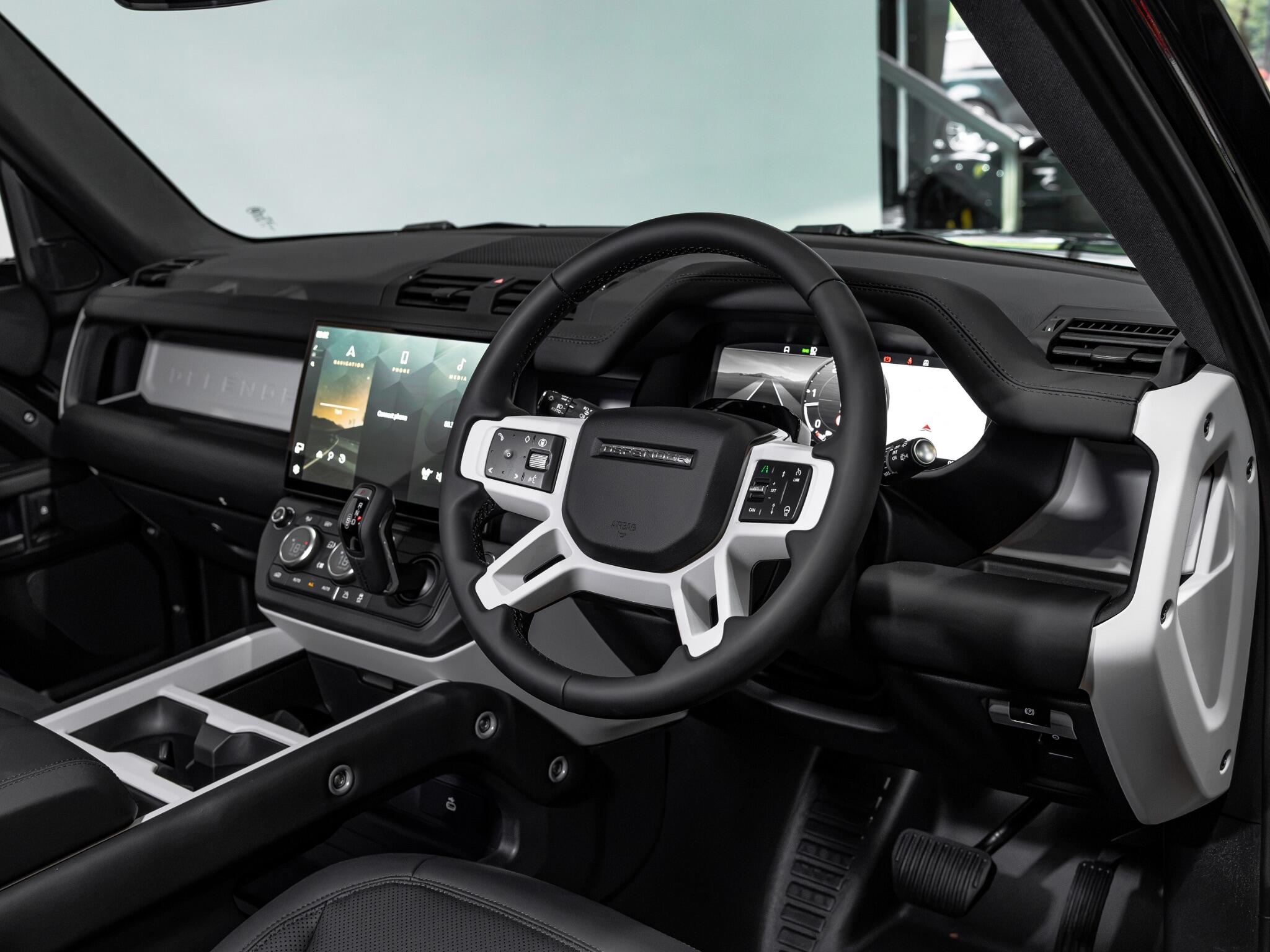 Land Rover Defender 90 view 14