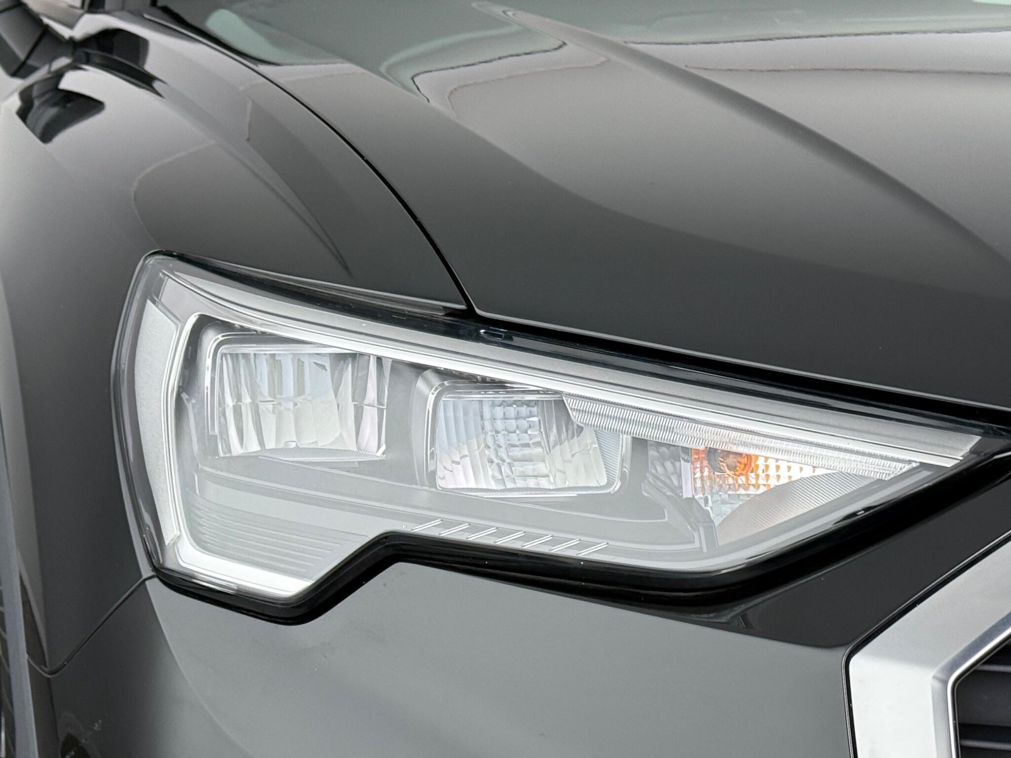 Audi Q3 view 13