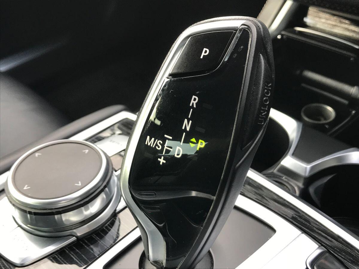 BMW 7 Series view 17