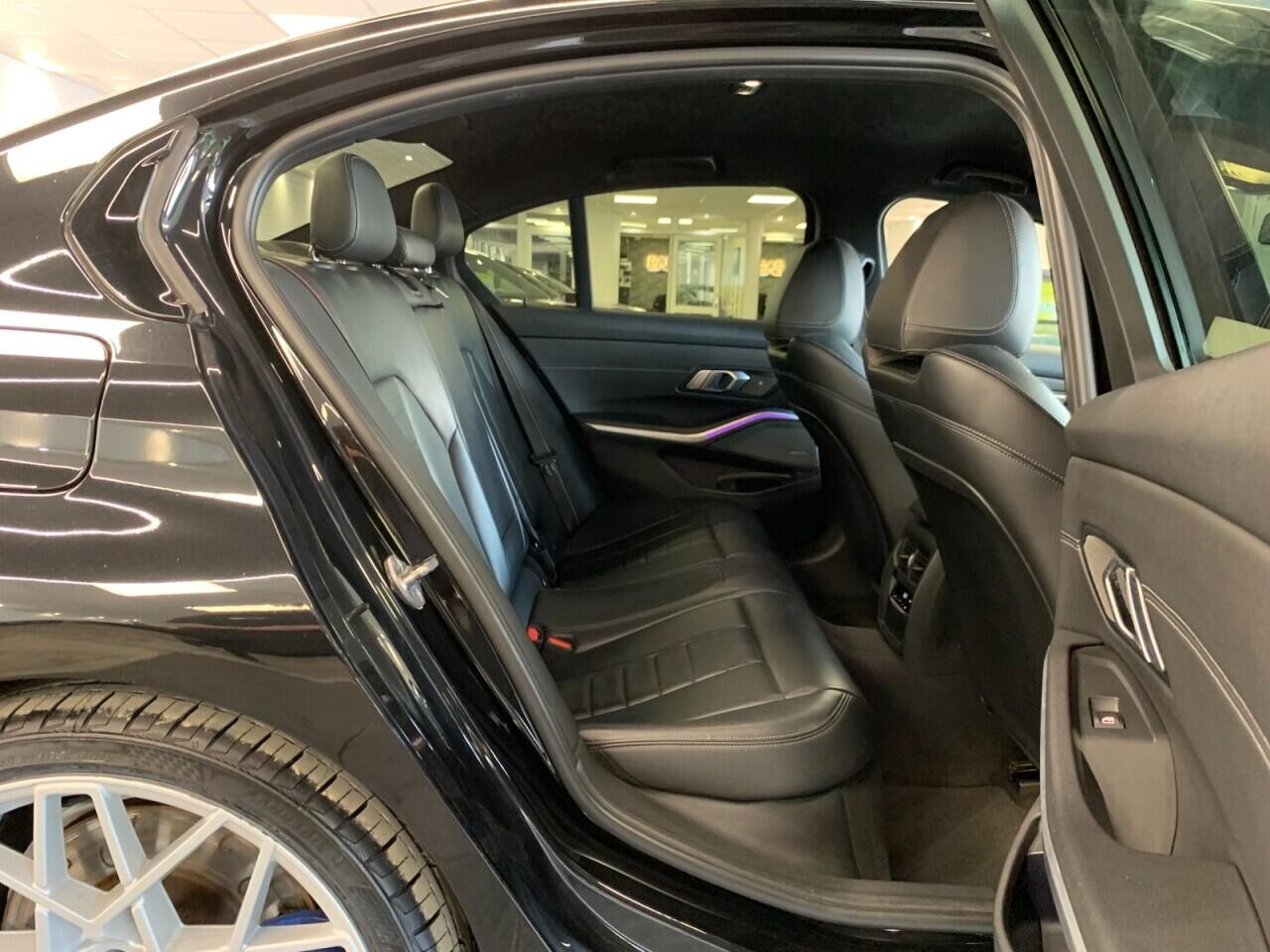 BMW 3 Series view 24