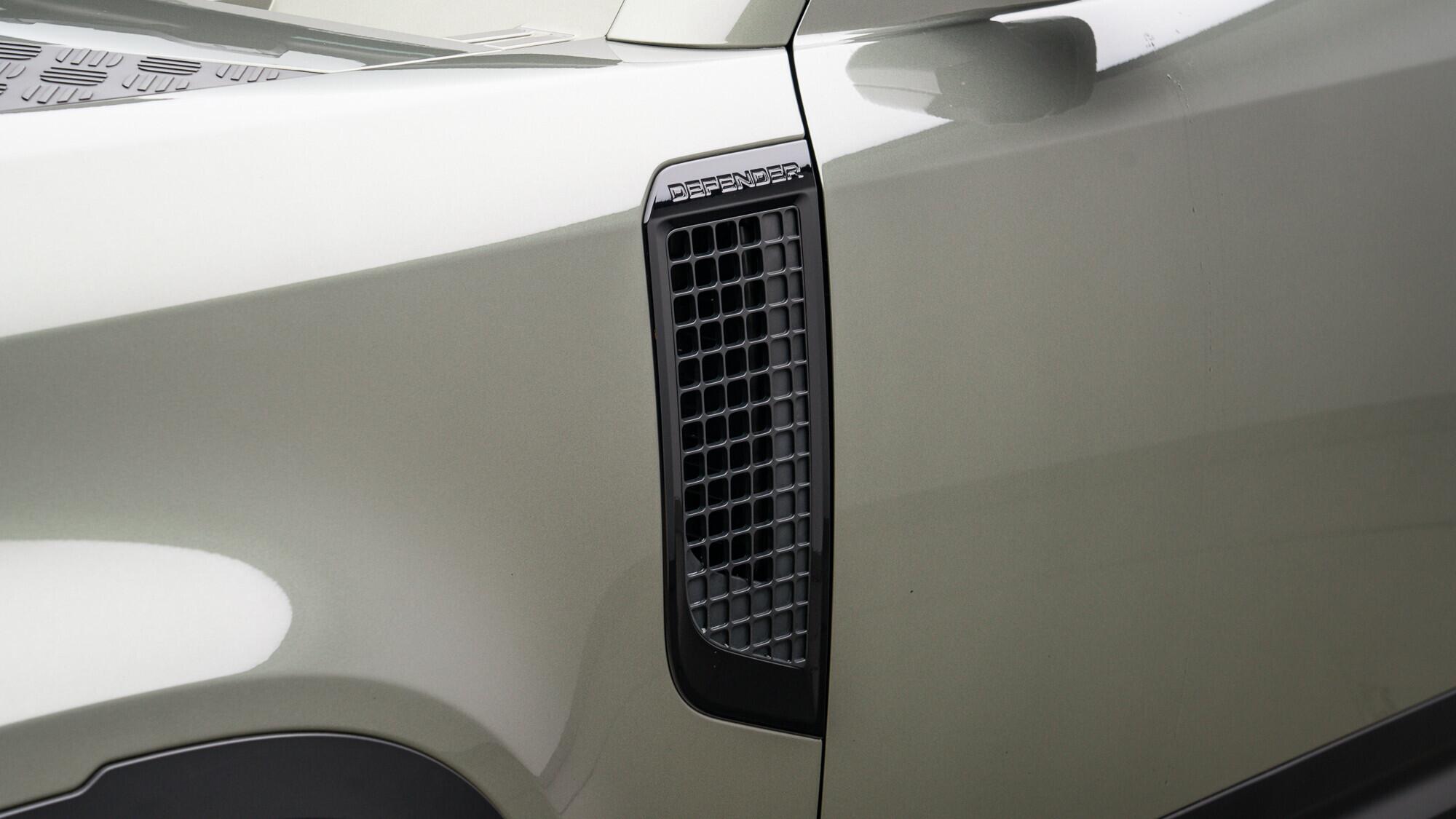 Land Rover Defender 90 view 25