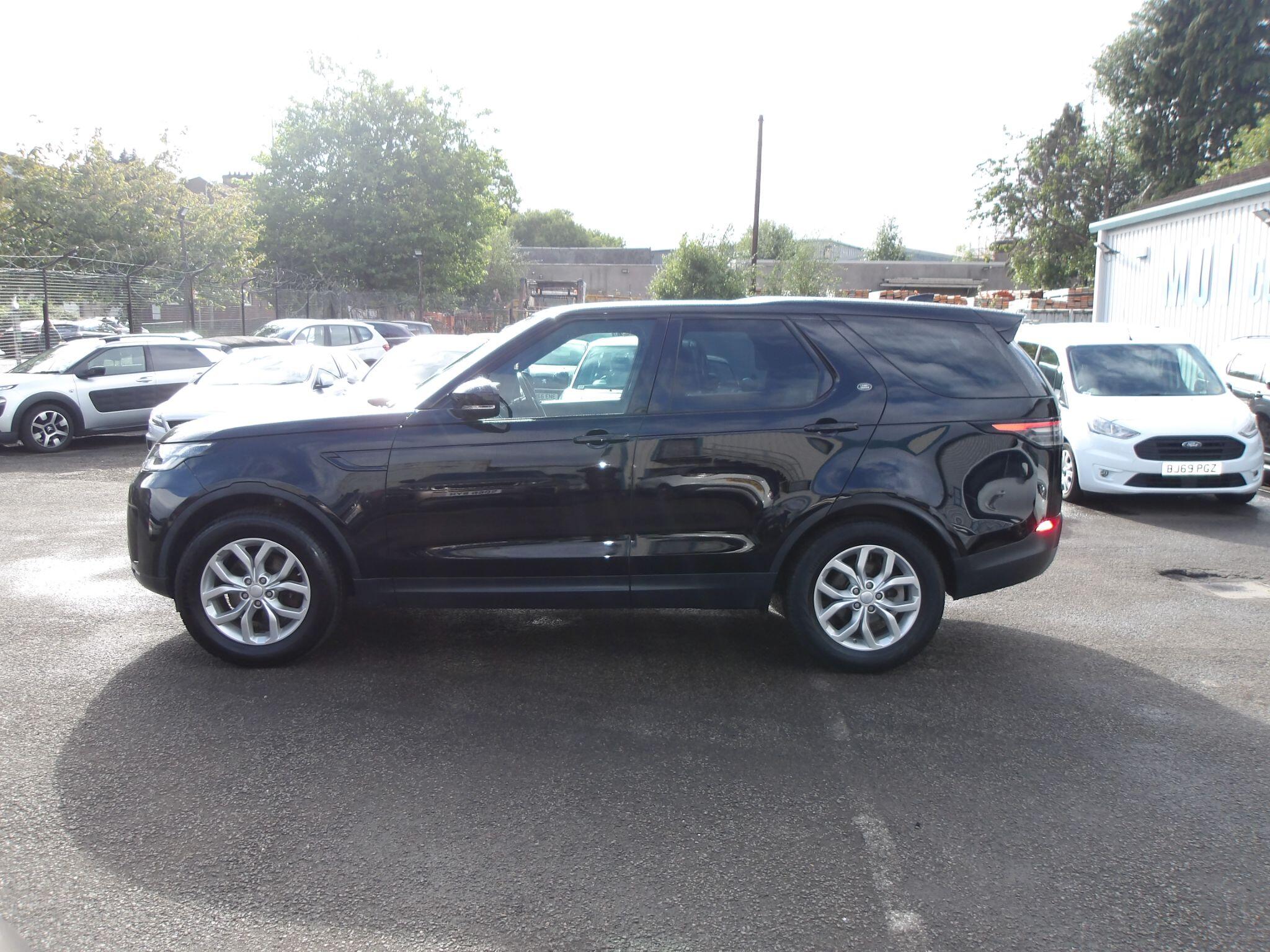 Land Rover Discovery view 4