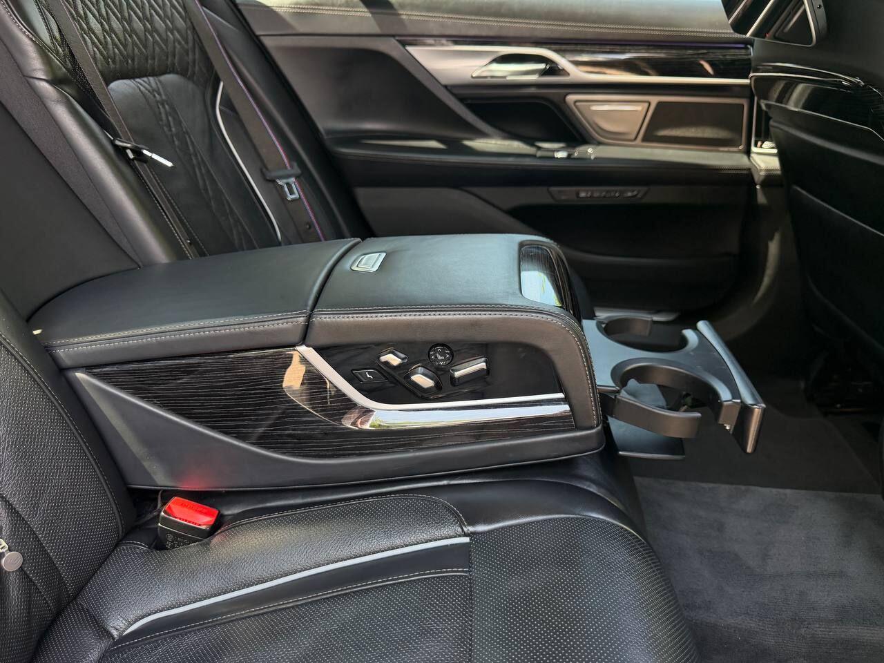 BMW 7 Series view 21