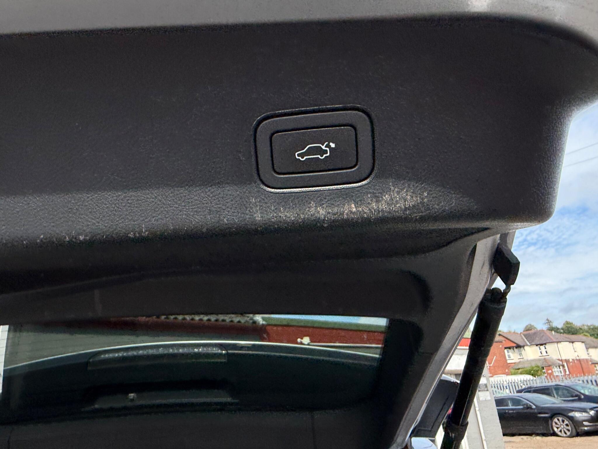 Land Rover Range Rover Sport view 12