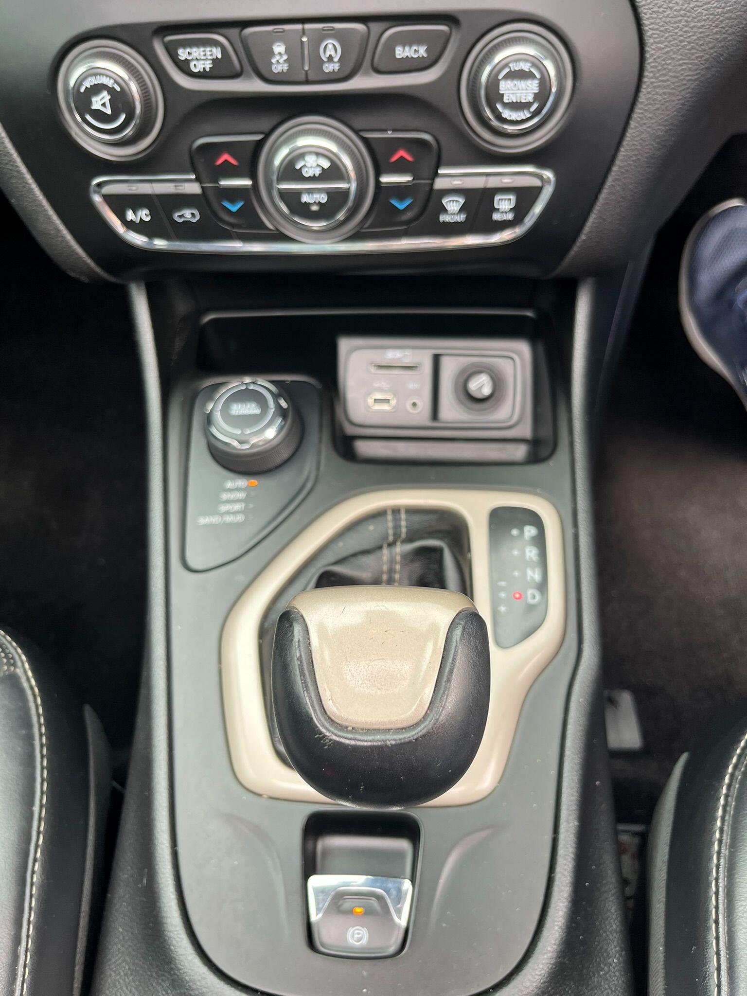 Jeep Cherokee view 13