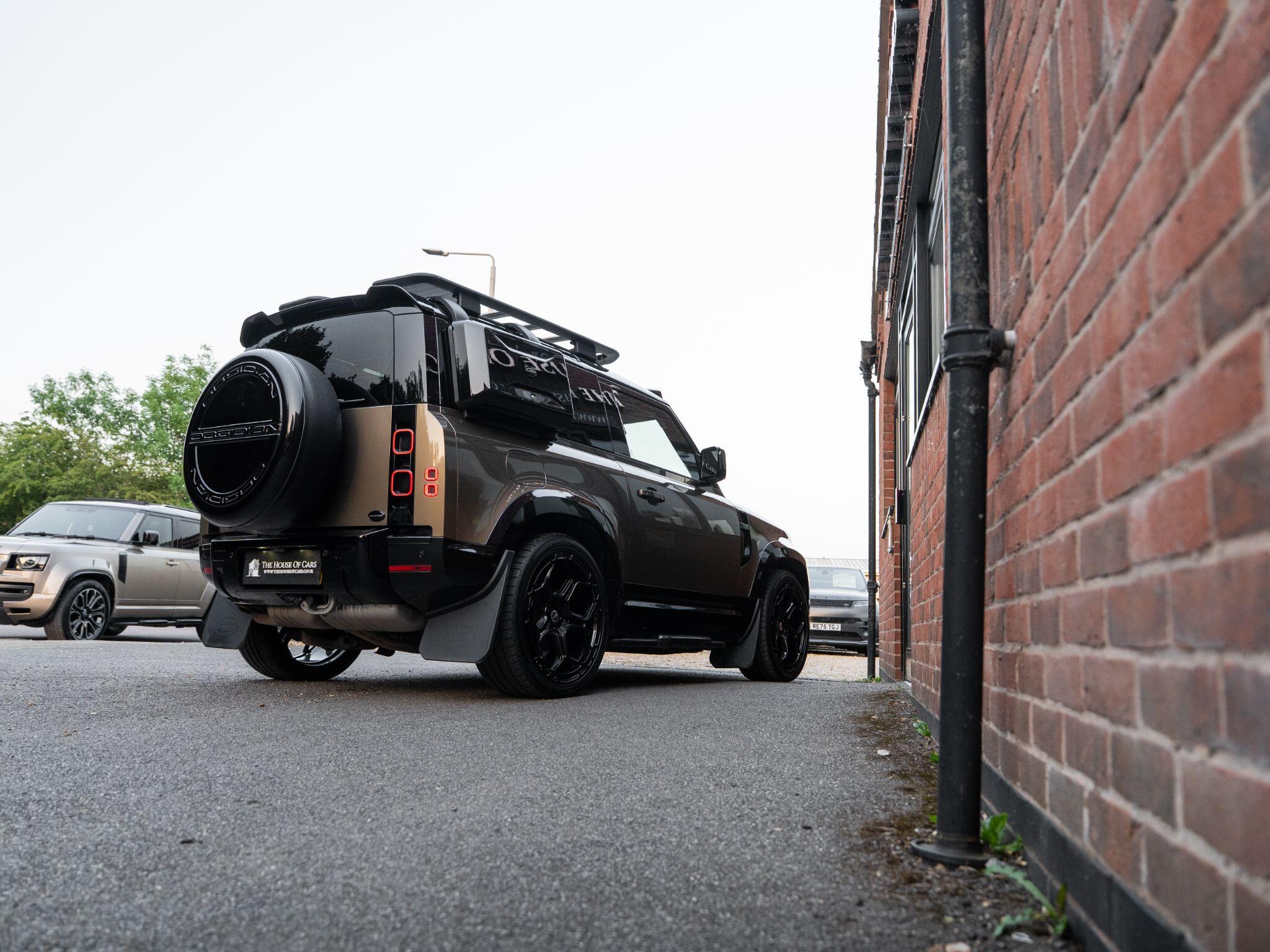 Land Rover Defender 90 view 16