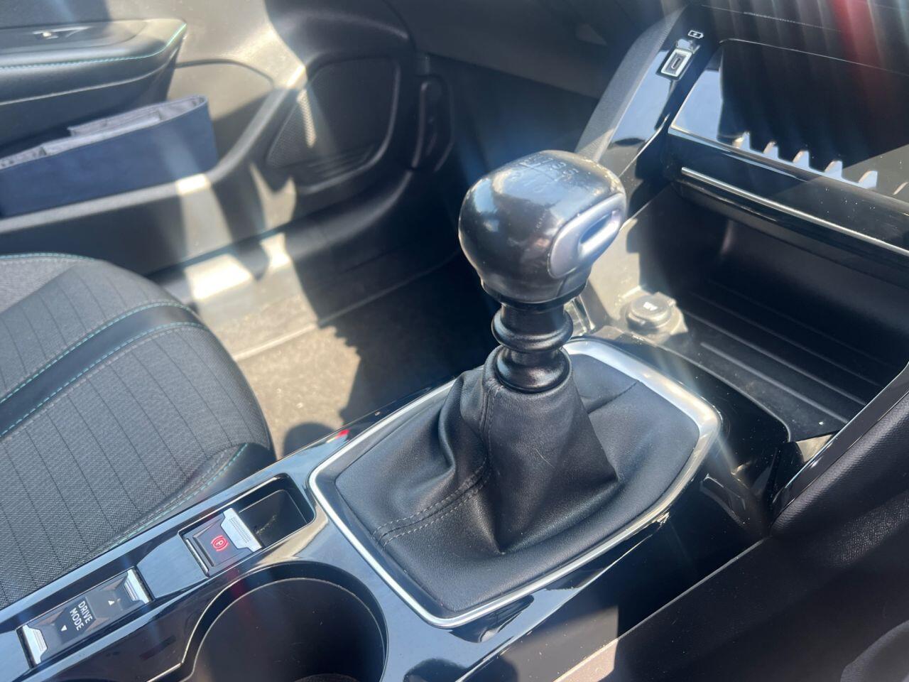 Peugeot 208 view 11