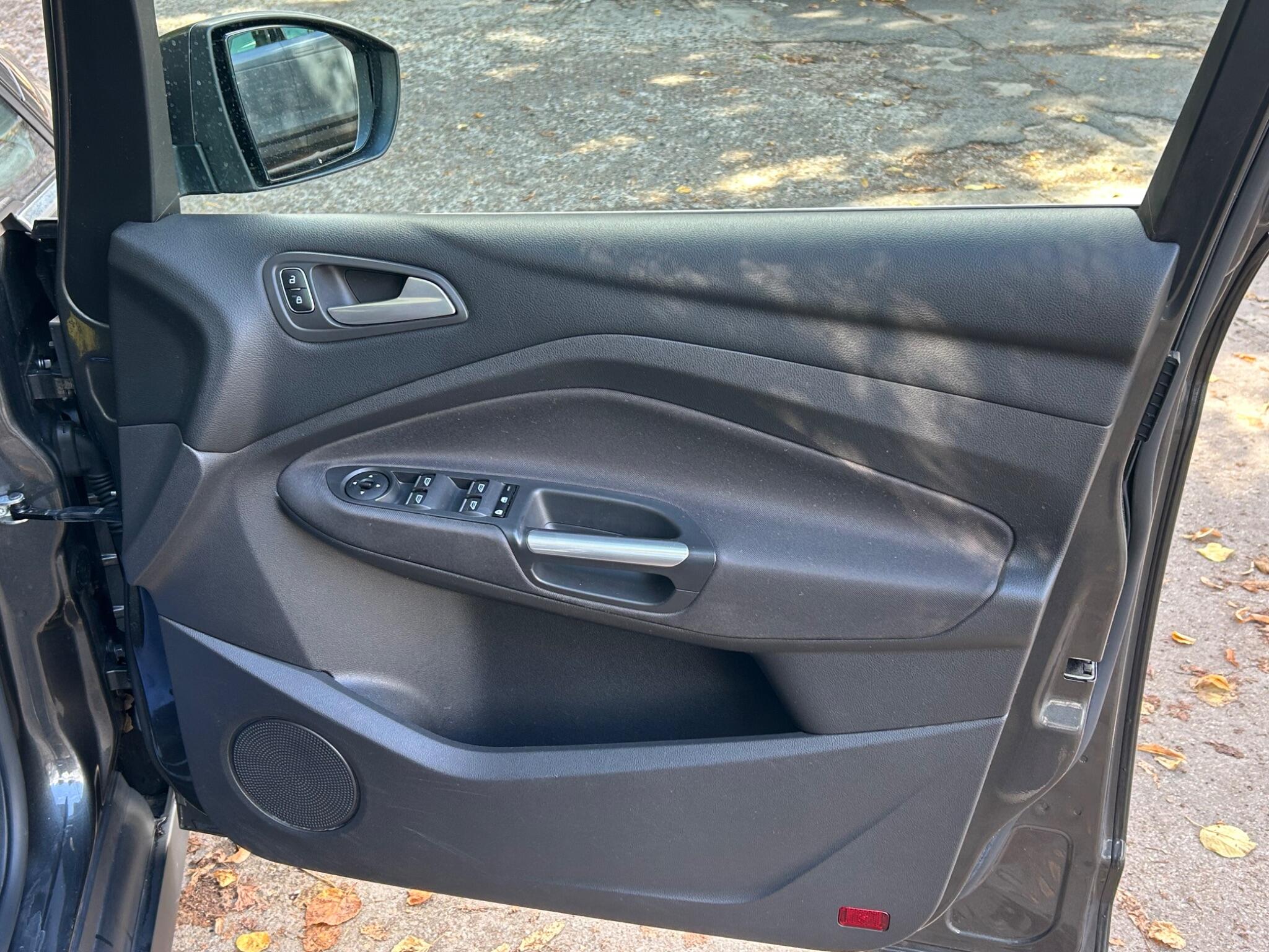 Ford Grand C-Max view 34
