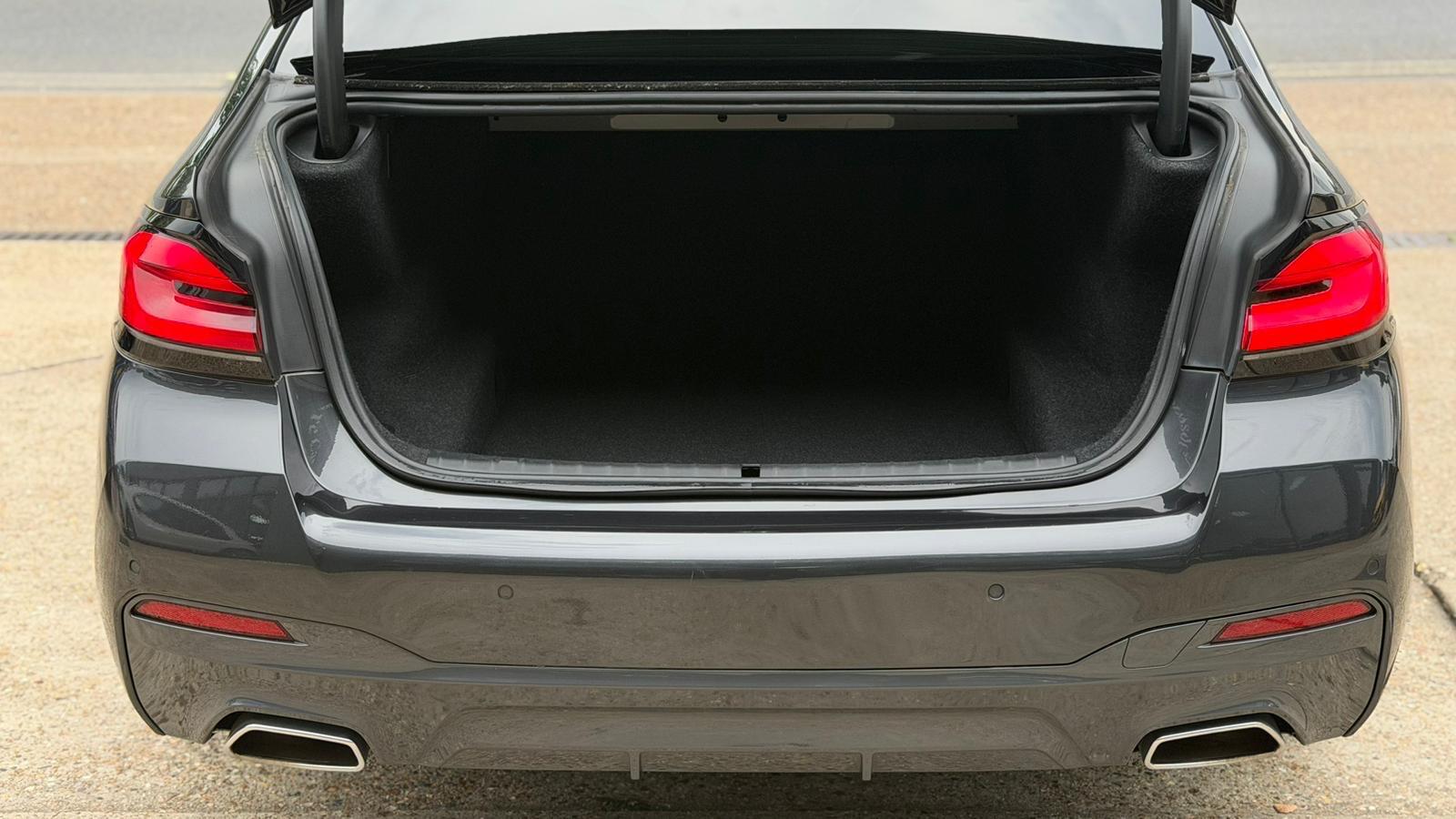 BMW 5 Series view 24