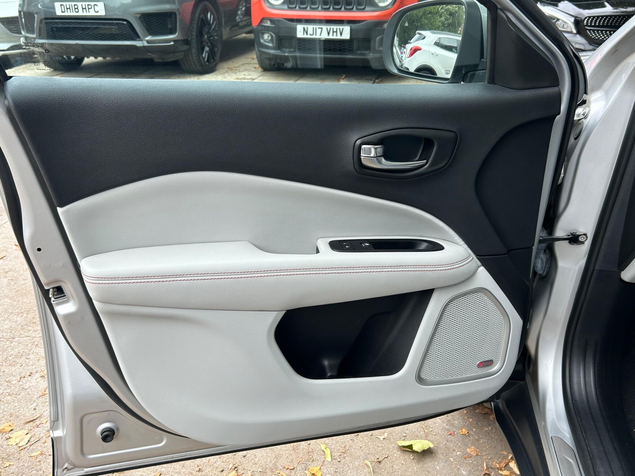 Jeep Compass view 31