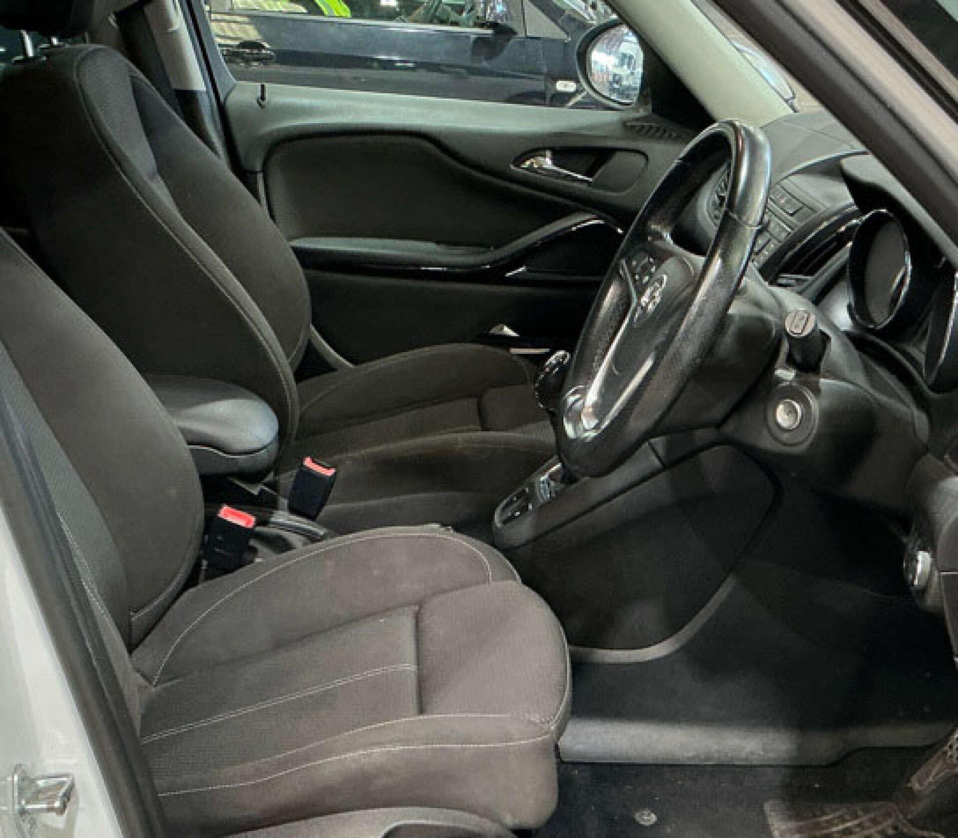 Vauxhall Zafira Tourer view 4