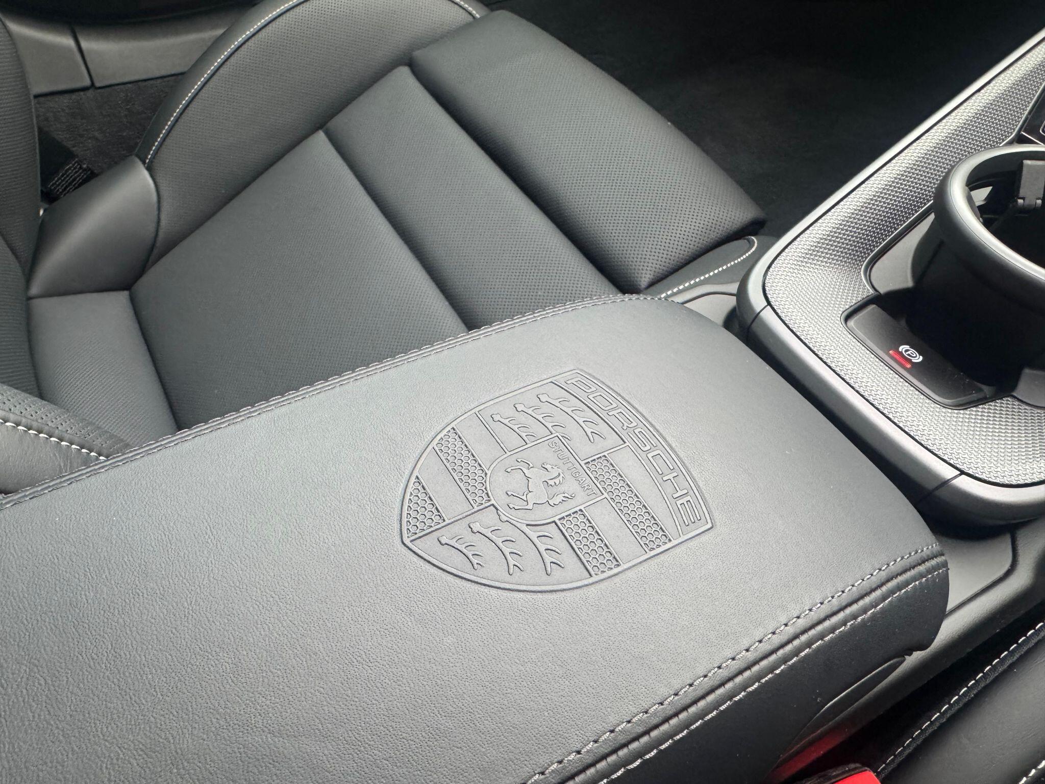 Porsche 911 view 7