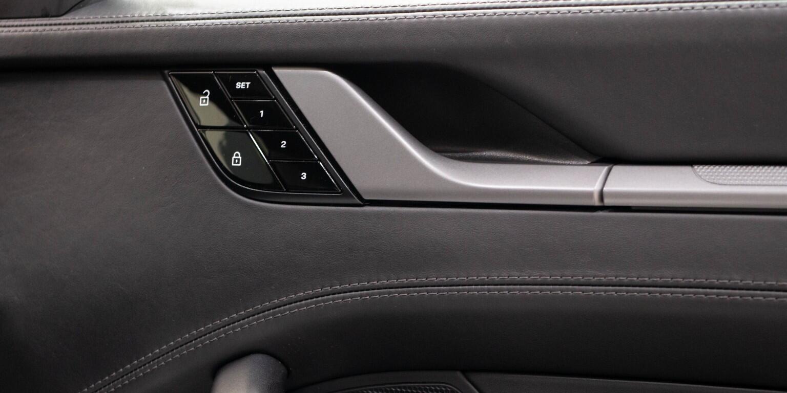 Porsche 911 view 24