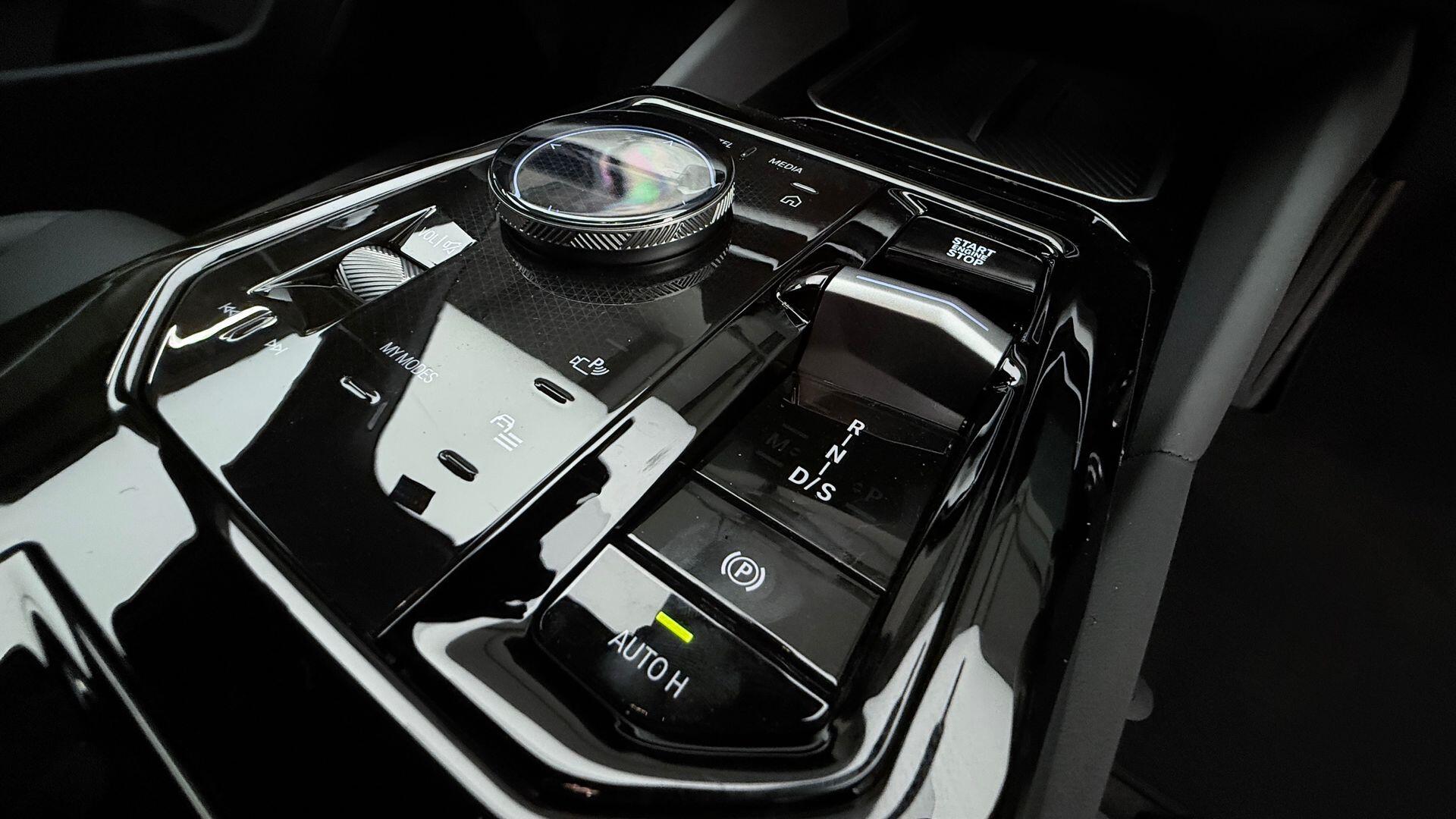 BMW 5 Series view 19