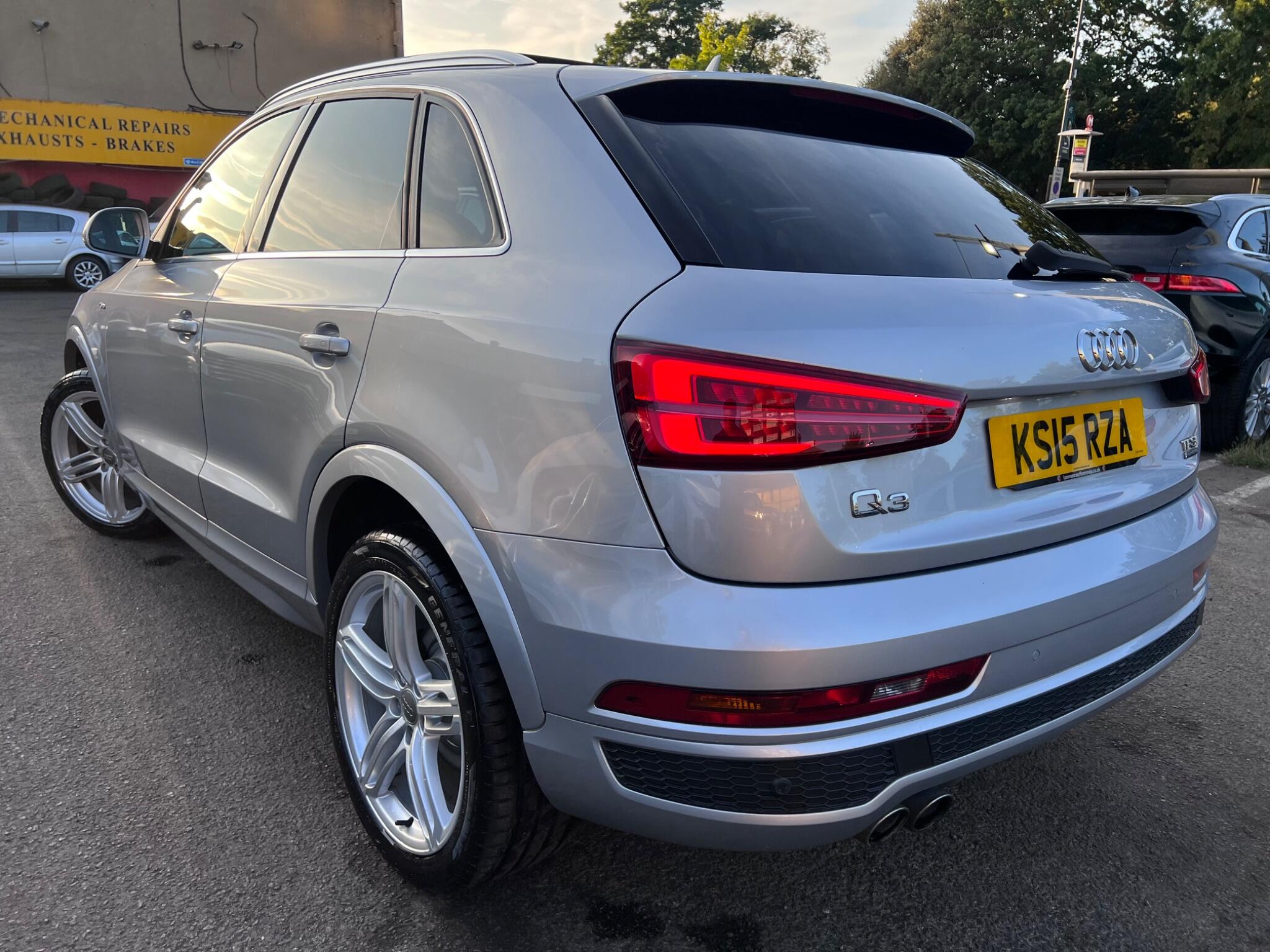 Audi Q3 view 14