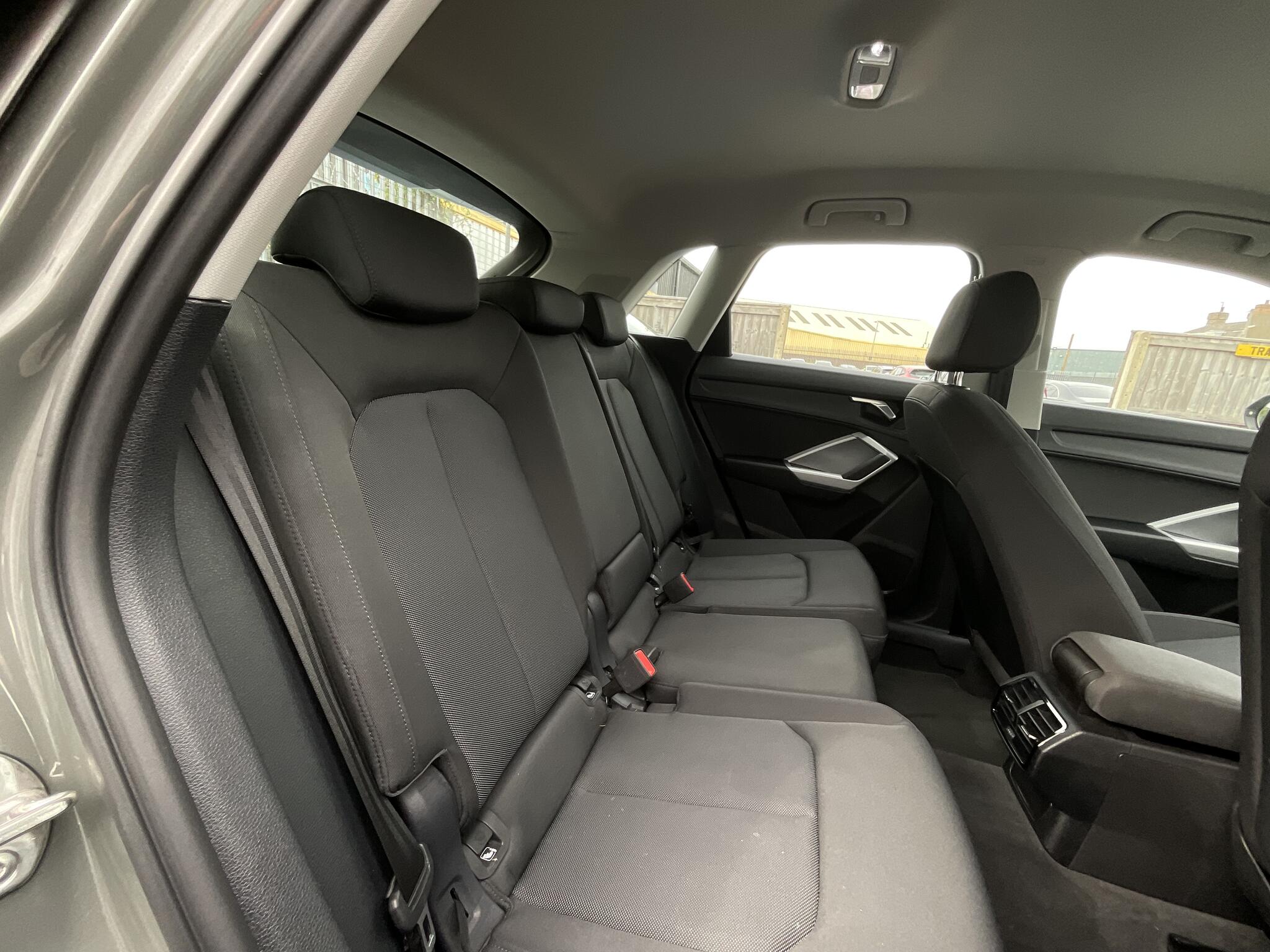 Audi Q3 view 11