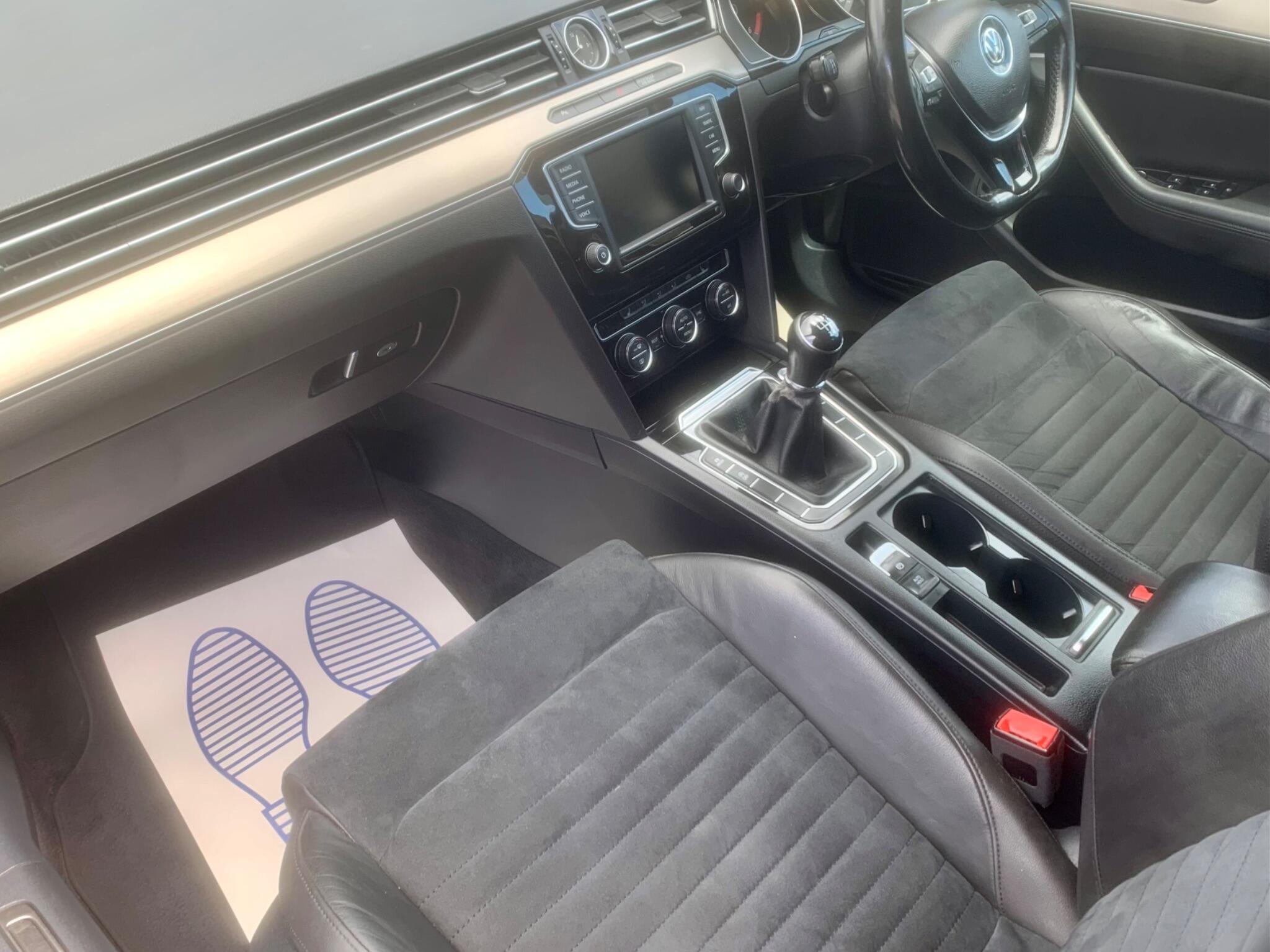 Volkswagen Passat view 24