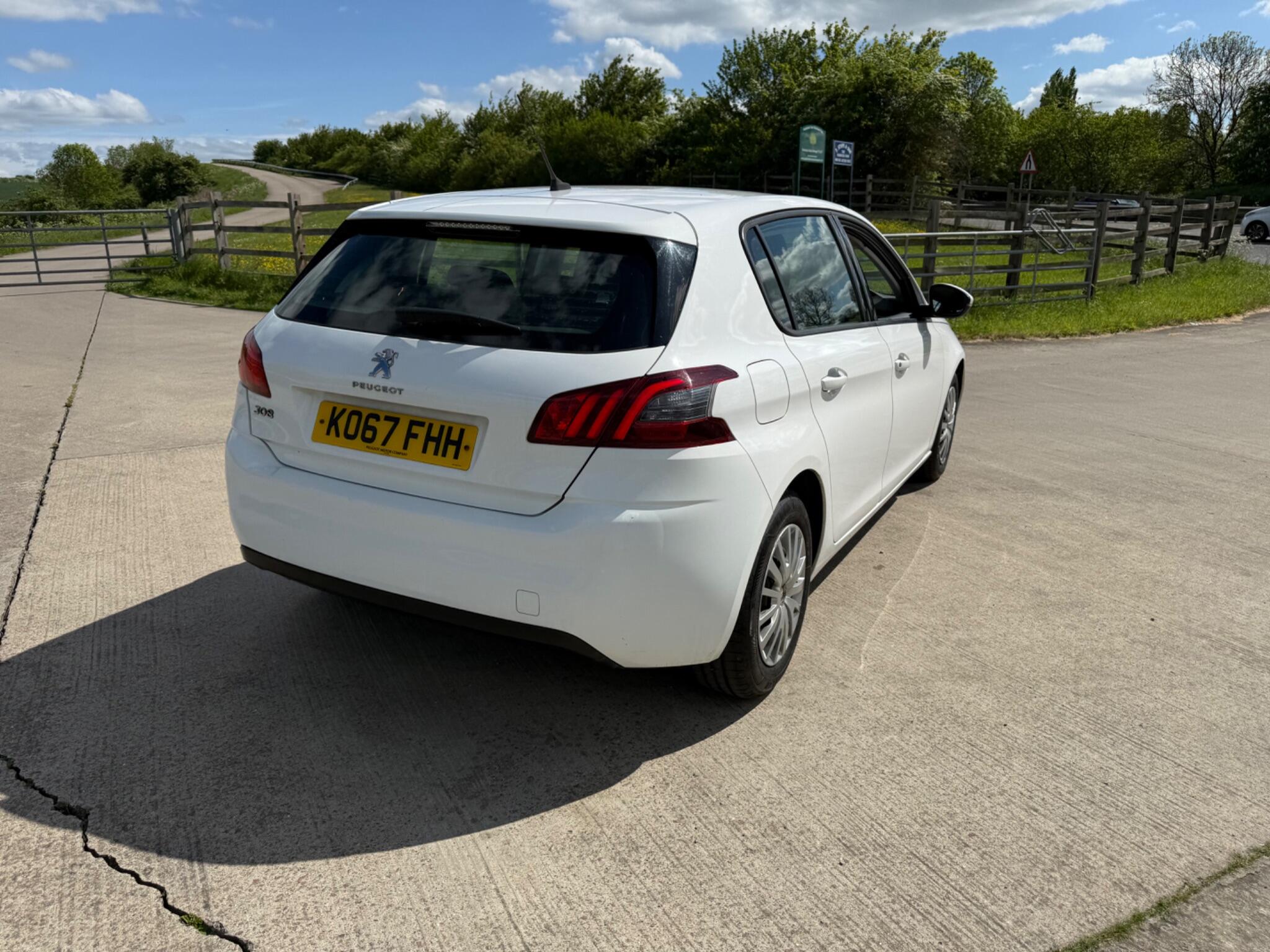 Peugeot 308 1.2 PureTech Access Euro 6 (s/s) 5dr — photo 29 of 100