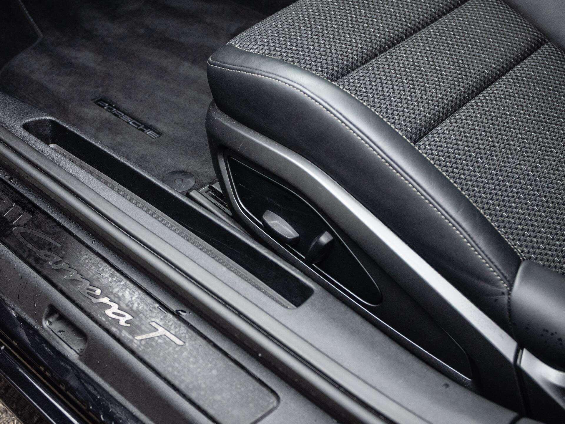 Porsche 911 view 32