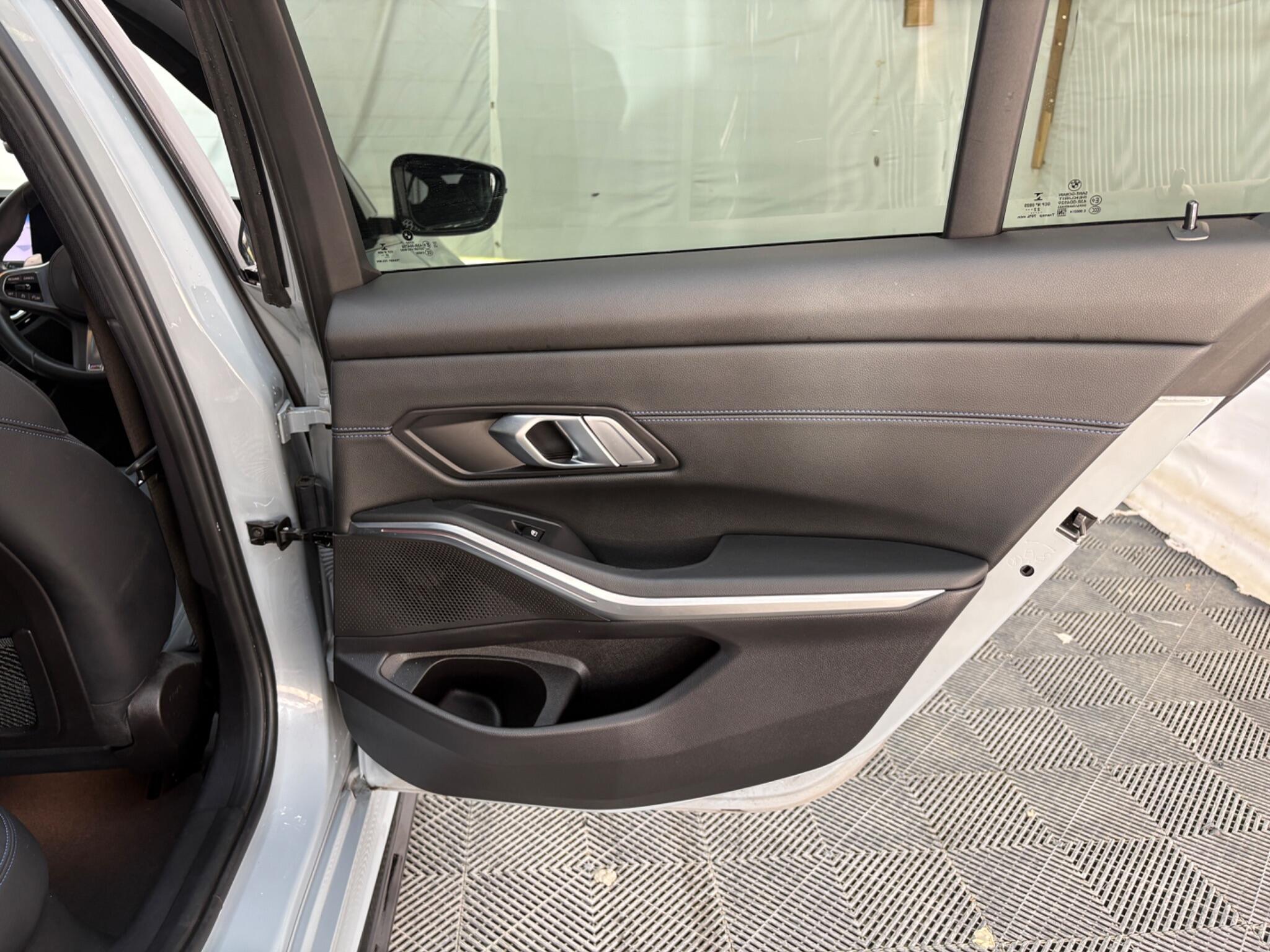 BMW 3 Series view 28