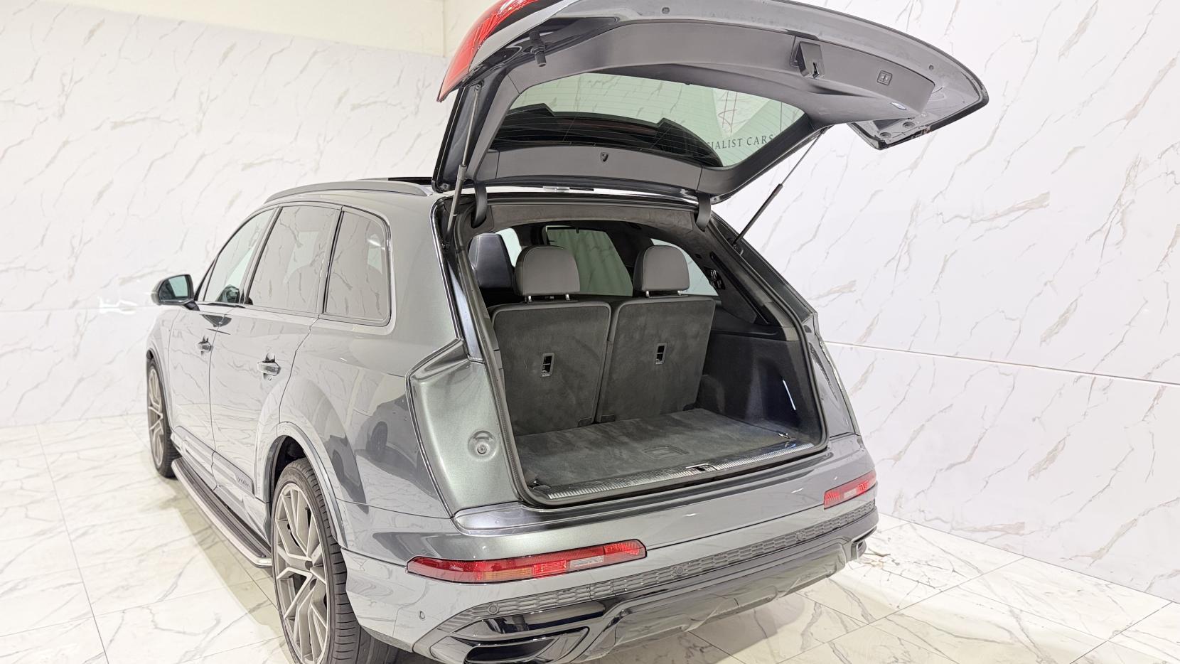 Audi Q7 view 57