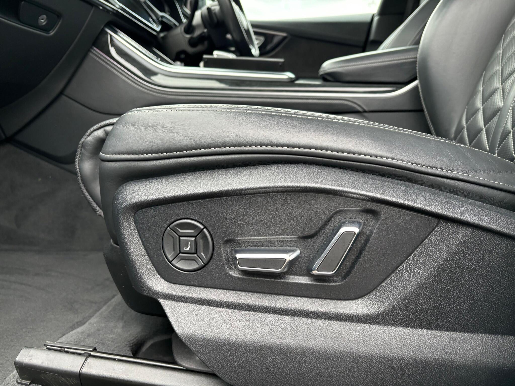 Audi Q8 view 34