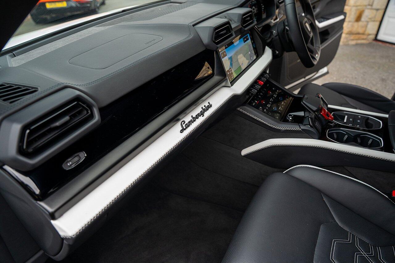 Lamborghini Urus view 80