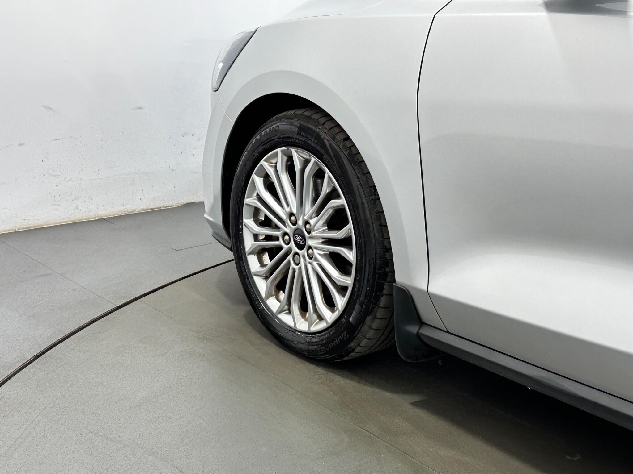Ford Focus view 49