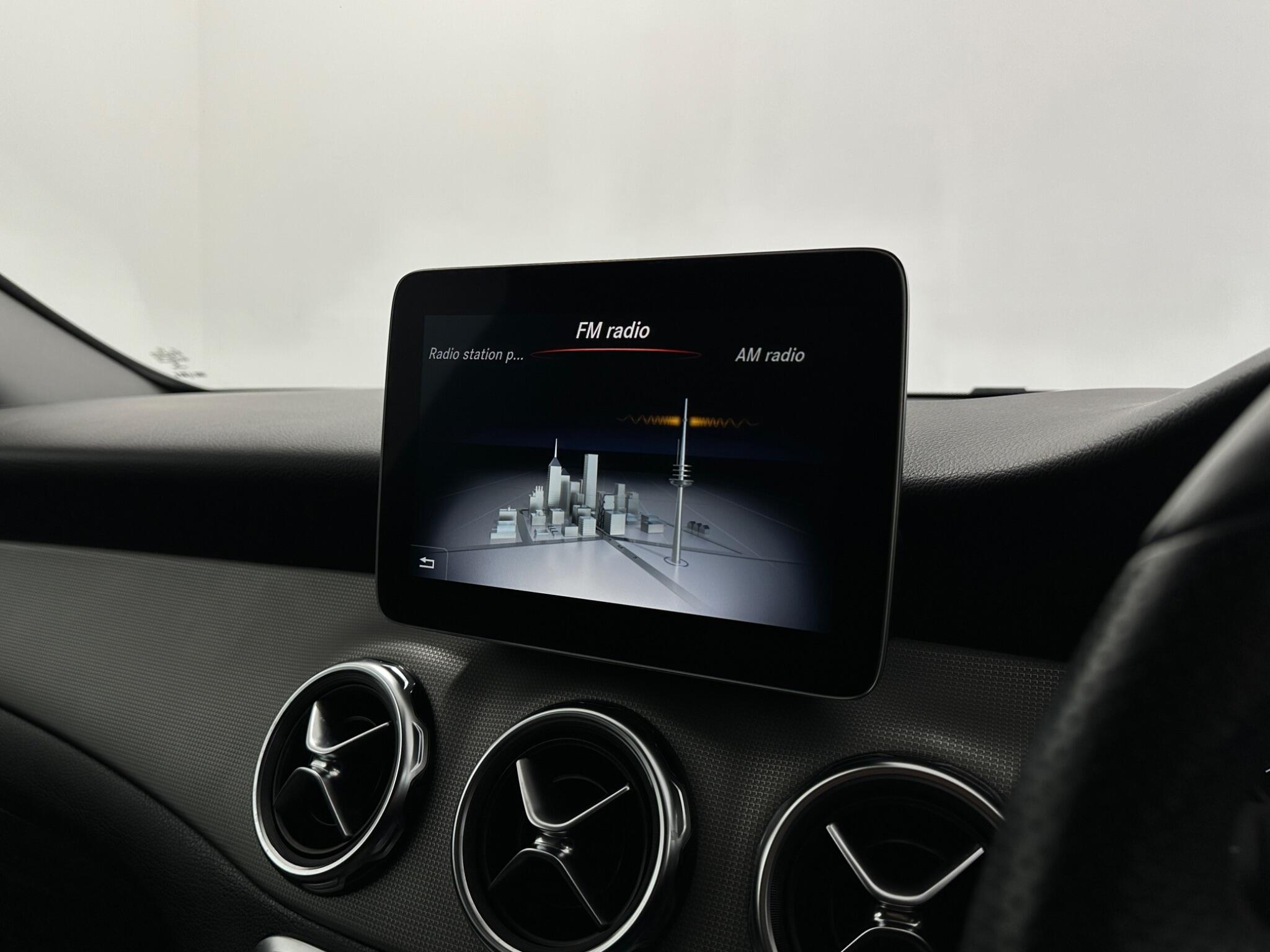 Mercedes-Benz Gla view 26