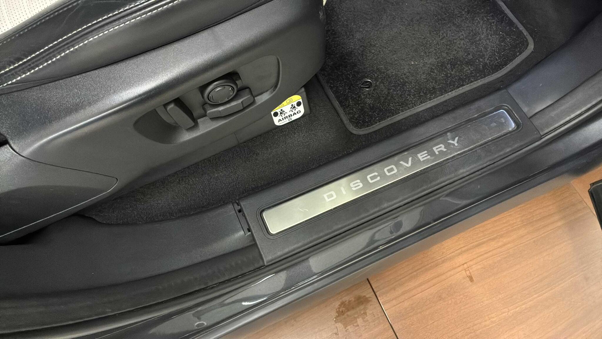 Land Rover Discovery view 34