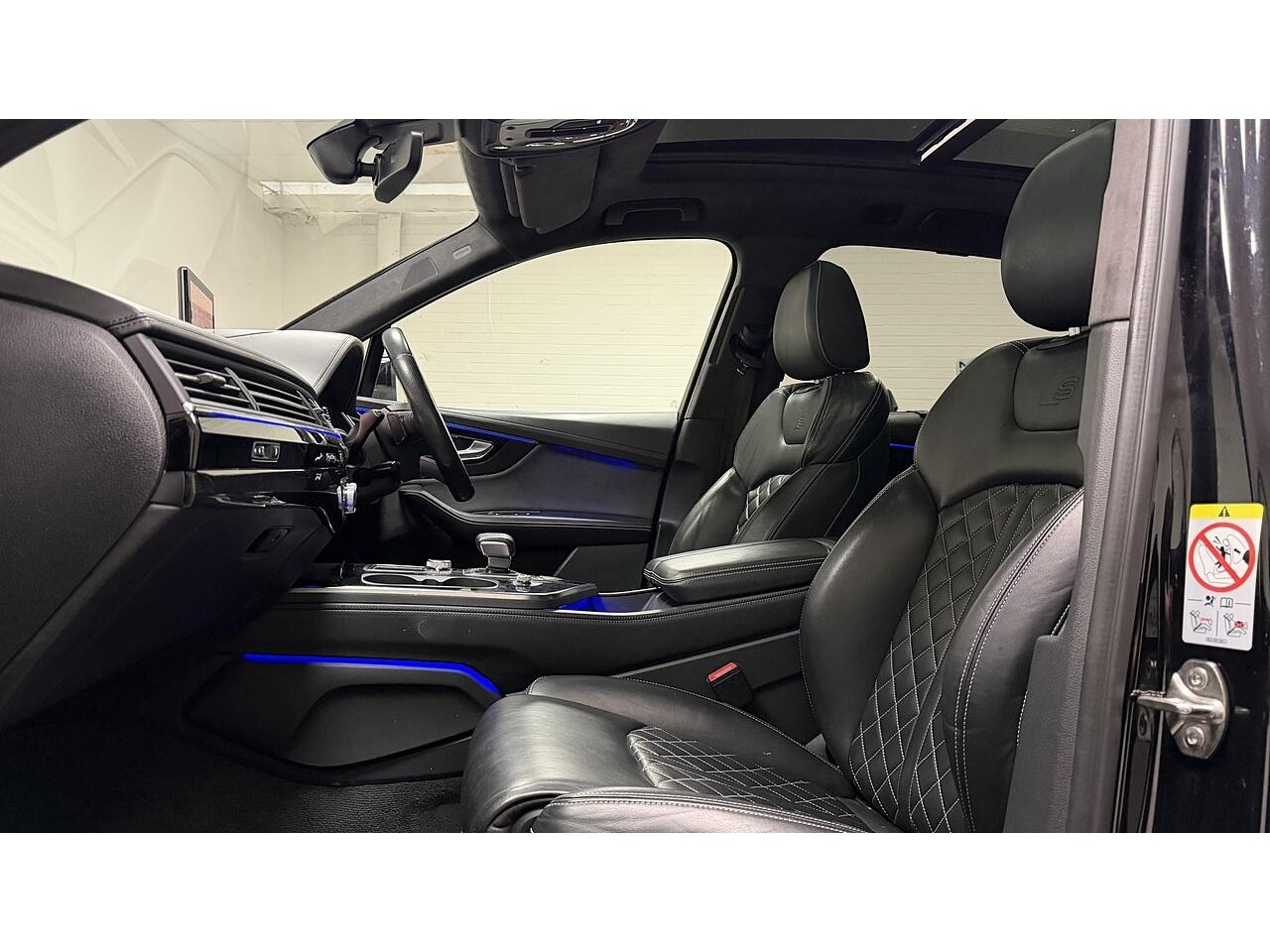 Audi Q7 view 18