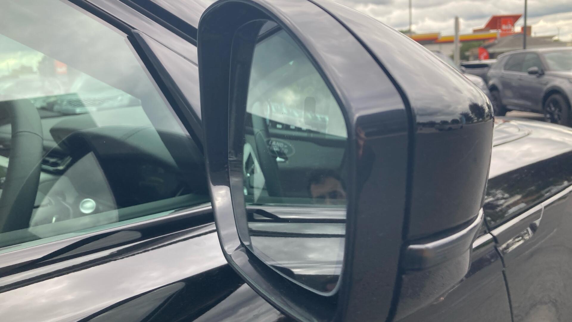 Land Rover Range Rover Velar view 34
