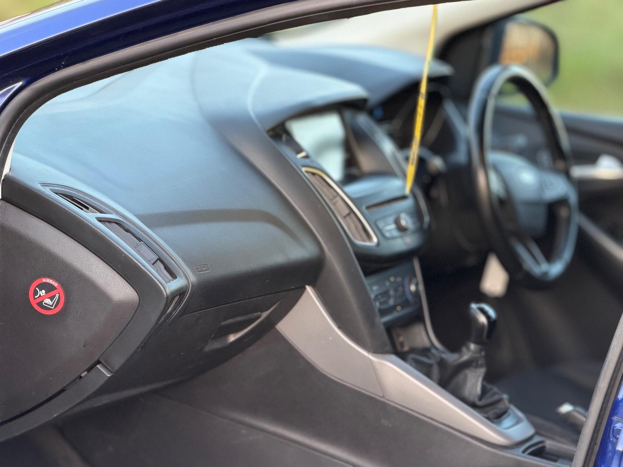 2016 Ford Focus 1.0T EcoBoost Zetec Euro 6 (s/s) 5dr image 23