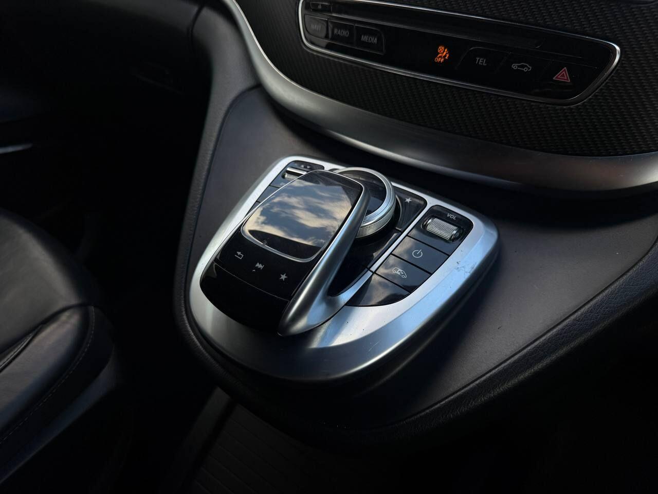 Mercedes-Benz V-Class view 38